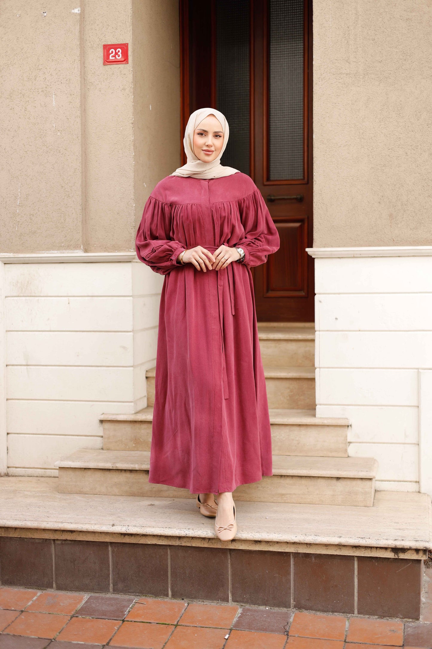 Organik Kumaş Kuşaklı Taşlanmış Kupra Gömlek Ferace – Büzgü ve Nervür DetaylıDoğallığın zarafetle buluştuğu bu özel parça, %100 taşlanmış kupra kumaştan üretildi. Yumuşacık dokusu ve nefes alabilen yapısıyla cildinizle uyum içinde; sizi gün boyu rahat ett