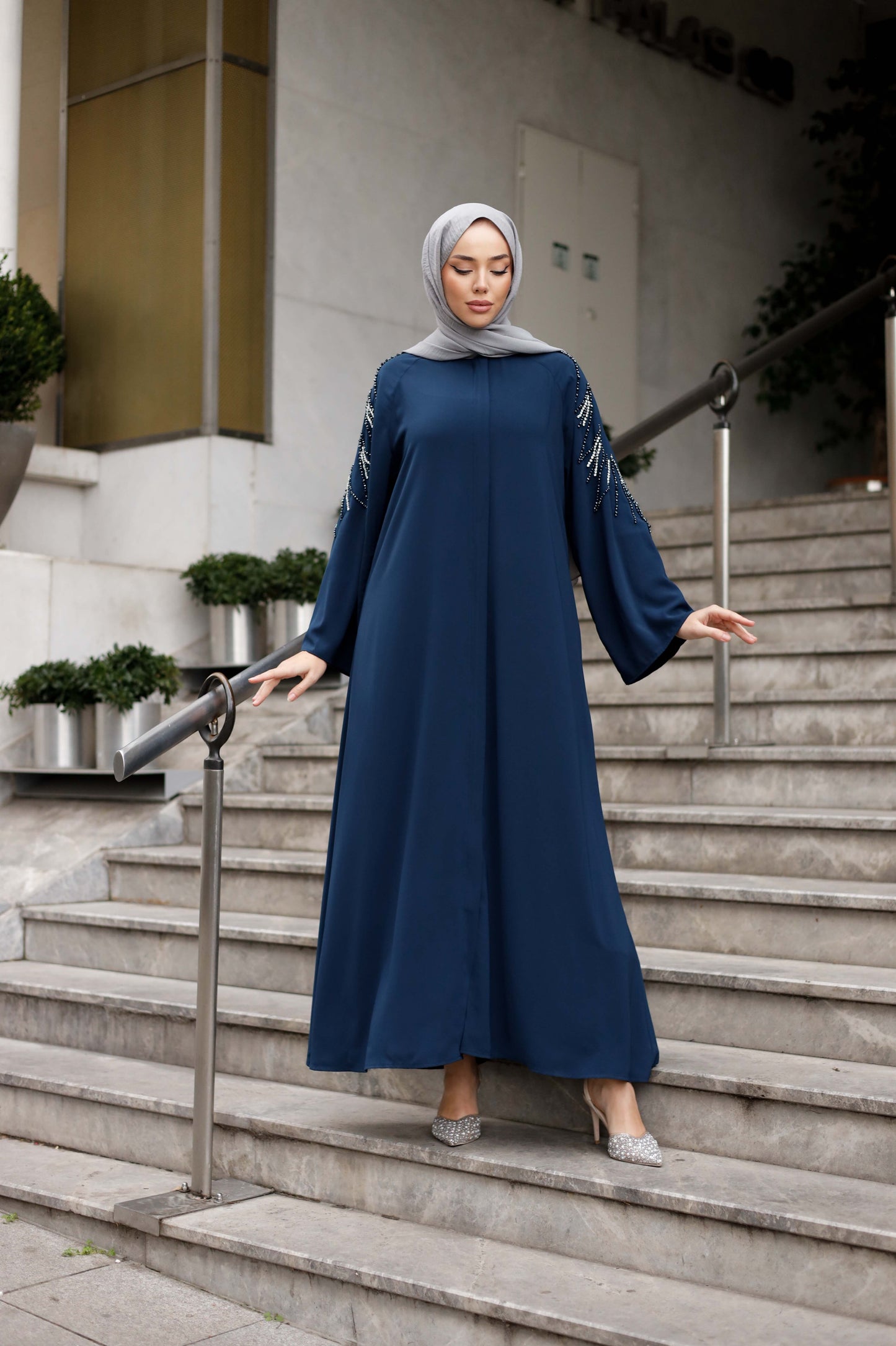 Glamour El İşlemeli FeraceGlamour El İşlemeli Ferace Zarafet ve lüksün birleşimi Glamour El İşlemeli Ferace, el işçiliğiyle özenle tasarlanmış detaylarıyla fark yaratıyor. Her ortamda kendinizi şık ve özel hissetmenizi sağlayan bu ferace, kaliteli İthal M