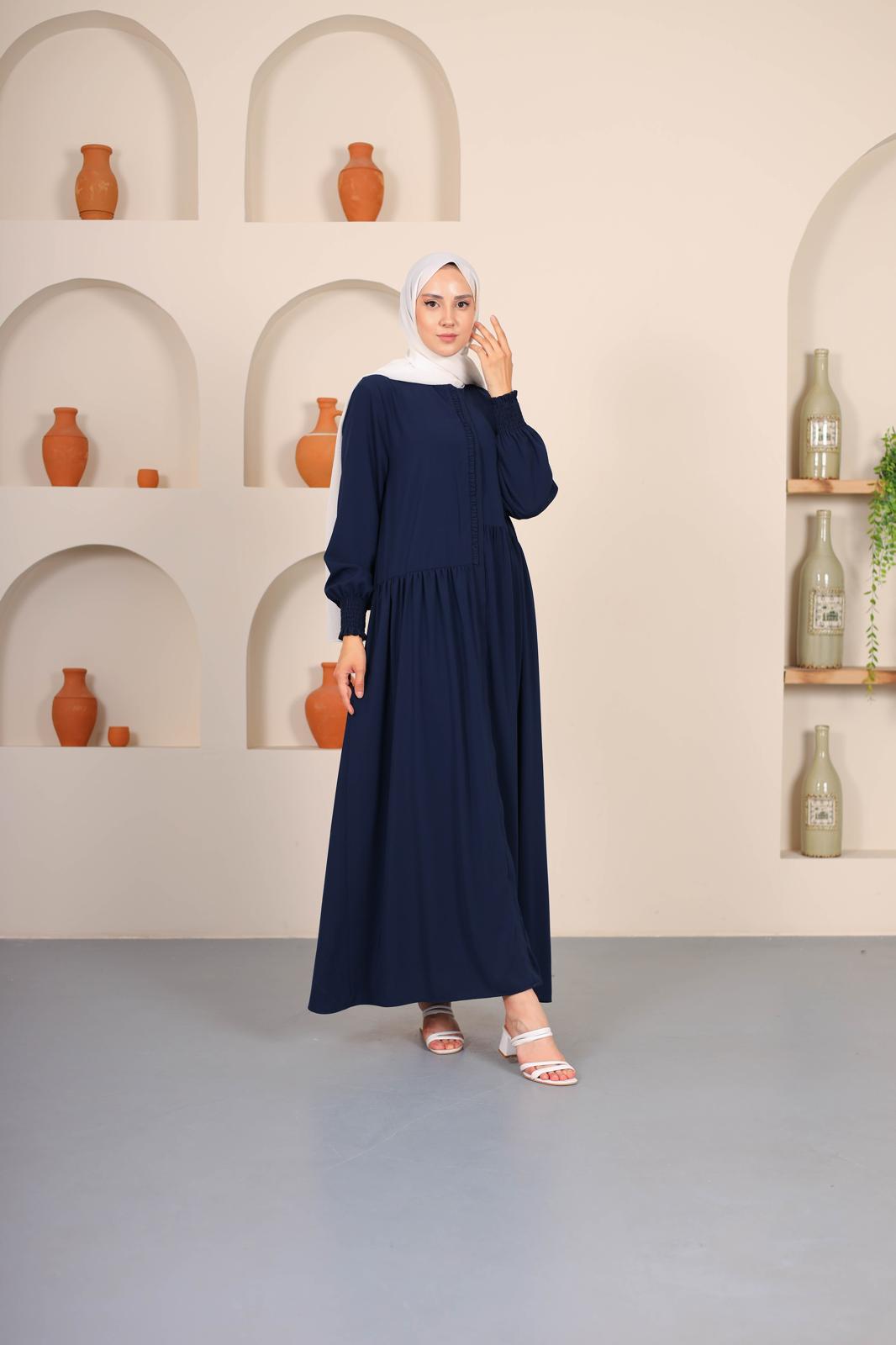 Elegance Gipe Lastik Detaylı Fermuarlı FeraceElegance Gipe Lastik Detaylı Fermuarlı Ferace Zarafeti ve konforu bir araya getiren Elegance Gipe Lastik Detaylı Fermuarlı Ferace, şık tasarımı ve fonksiyonel detaylarıyla günlük stilinize modern bir dokunuş ka