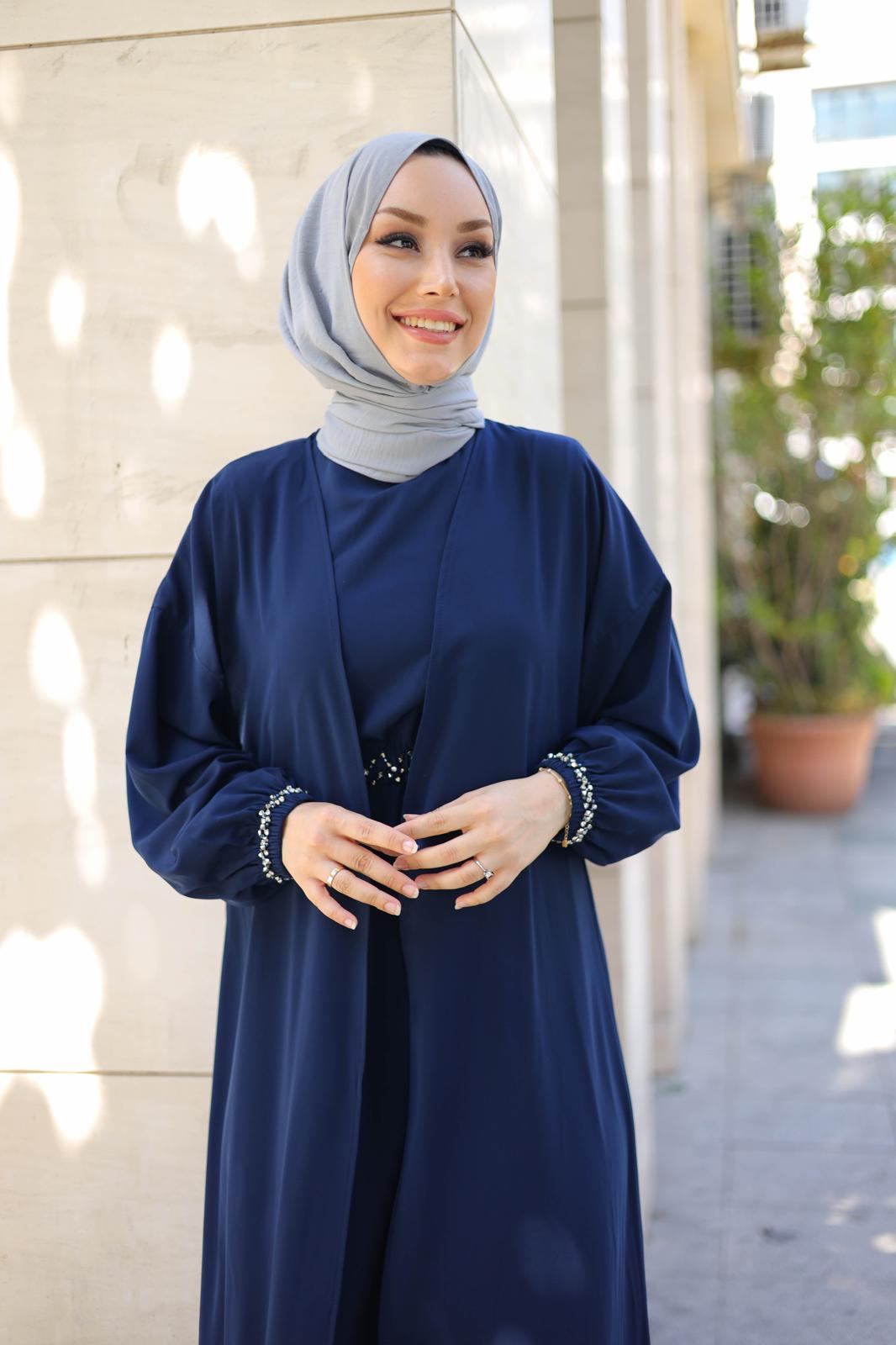 İthal Medine İpeği Boncuk İşlemeli Abaya TakımıŞıklığı ve zarafeti bir arada sunan ithal Medine İpeği boncuk işlemeli ikili abaya takımı ile tanışın! Özel olarak tasarlanan bu takım, kristal dikme boncuklarıyla göz kamaştıran detaylara sahiptir. Boyu 145
