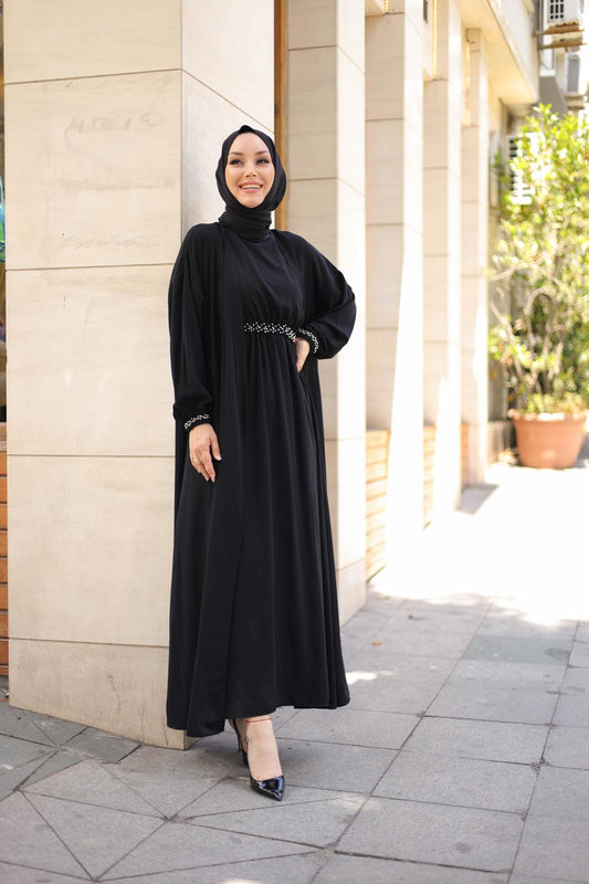 İthal Medine İpeği Boncuk İşlemeli Abaya TakımıŞıklığı ve zarafeti bir arada sunan ithal Medine İpeği boncuk işlemeli ikili abaya takımı ile tanışın! Özel olarak tasarlanan bu takım, kristal dikme boncuklarıyla göz kamaştıran detaylara sahiptir. Boyu 145
