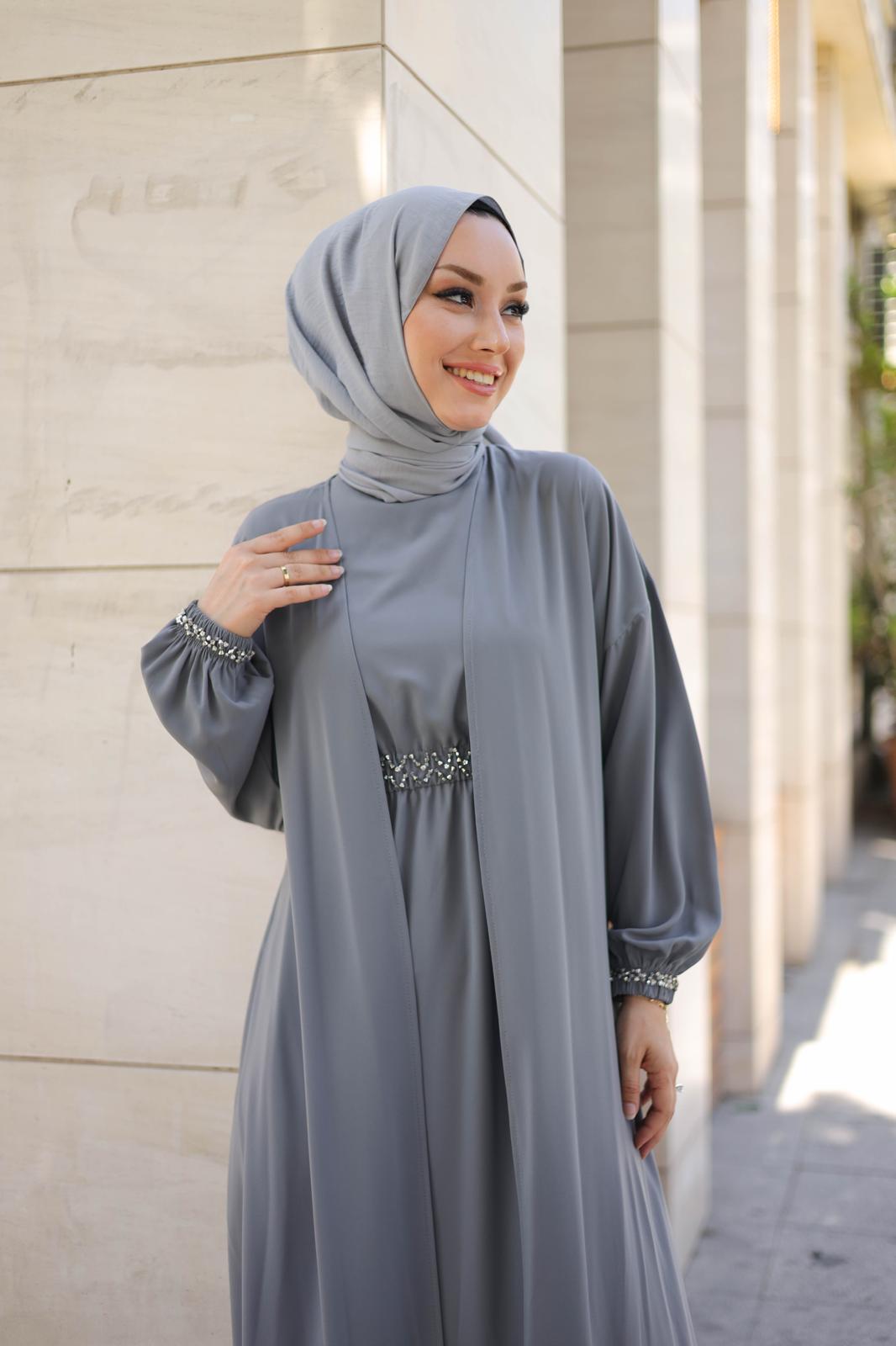 İthal Medine İpeği Boncuk İşlemeli Abaya TakımıŞıklığı ve zarafeti bir arada sunan ithal Medine İpeği boncuk işlemeli ikili abaya takımı ile tanışın! Özel olarak tasarlanan bu takım, kristal dikme boncuklarıyla göz kamaştıran detaylara sahiptir. Boyu 145