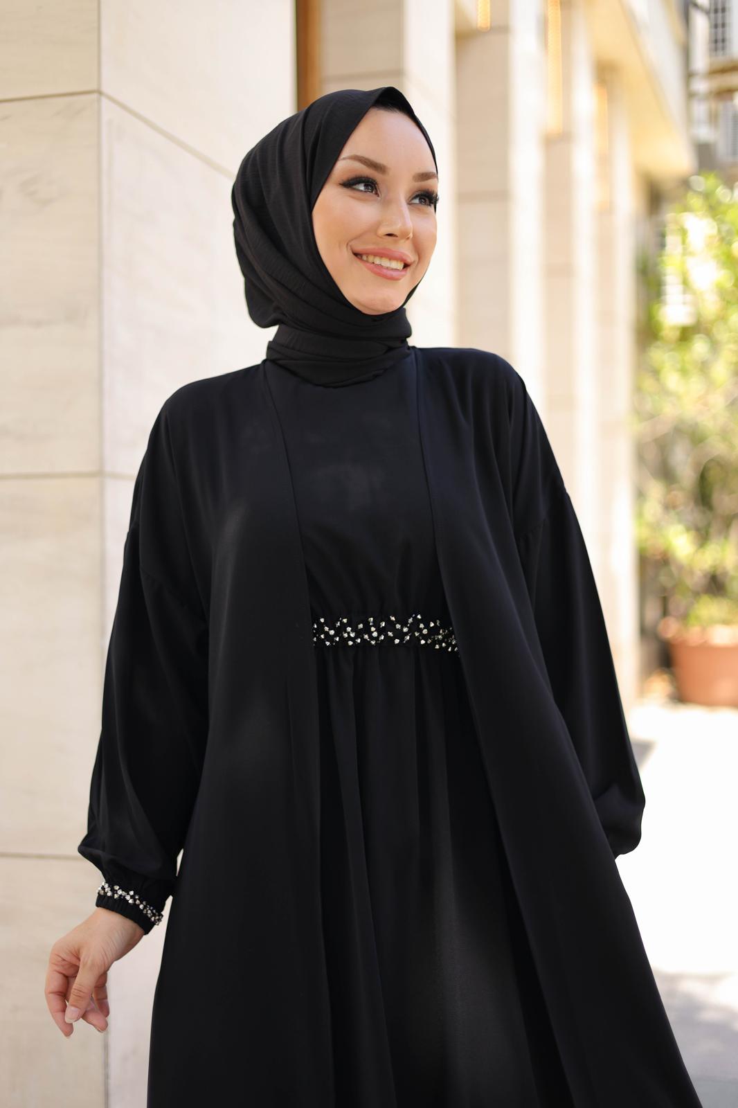 İthal Medine İpeği Boncuk İşlemeli Abaya TakımıŞıklığı ve zarafeti bir arada sunan ithal Medine İpeği boncuk işlemeli ikili abaya takımı ile tanışın! Özel olarak tasarlanan bu takım, kristal dikme boncuklarıyla göz kamaştıran detaylara sahiptir. Boyu 145