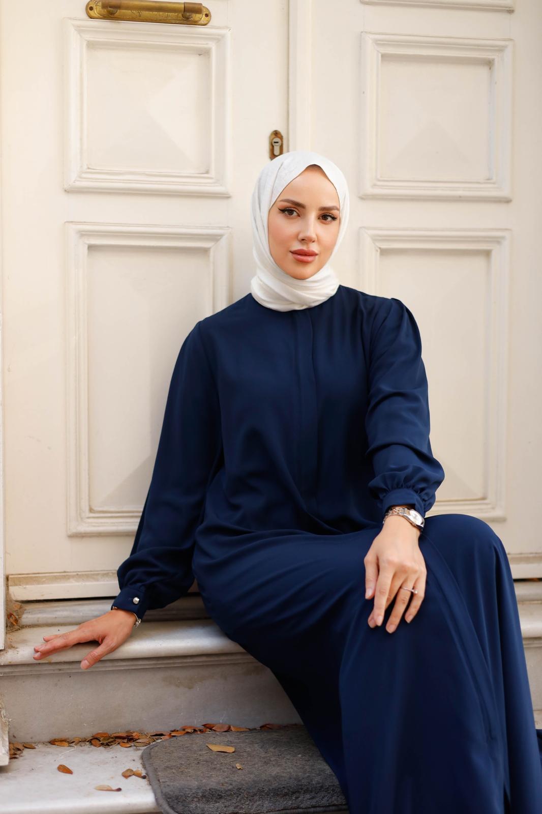 İthal Medine İpliği Omuz A Pile Fermuarlı FeraceŞıklığı ve zarafeti bir arada sunan İthal Medine İpliği Omuz A Pile Fermuarlı Ferace, modern tasarımı ve kaliteli işçiliğiyle dikkat çekiyor. Medine İpliği kumaşı, ince dokusu ve hafifliği ile rahat bir kull