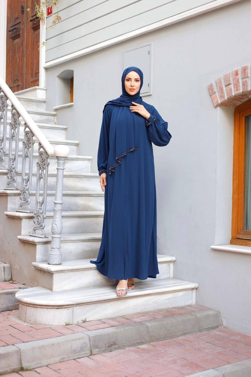 İthal Medine İpeği Kristal El İşlemeli Fermuarlı Ferace ve Şal TakımıZarafetin ve şıklığın birleşimi olan İthal Medine İpeği Kristal El İşlemeli Fermuarlı Ferace, modern tasarımı ve şık detaylarıyla her kadının gardırobunda olması gereken bir parça. Yükse