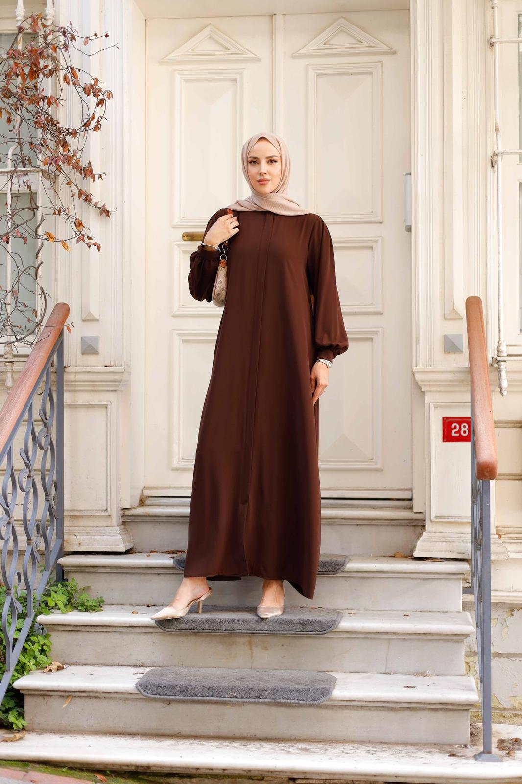 İthal Medine İpliği Omuz A Pile Fermuarlı FeraceŞıklığı ve zarafeti bir arada sunan İthal Medine İpliği Omuz A Pile Fermuarlı Ferace, modern tasarımı ve kaliteli işçiliğiyle dikkat çekiyor. Medine İpliği kumaşı, ince dokusu ve hafifliği ile rahat bir kull