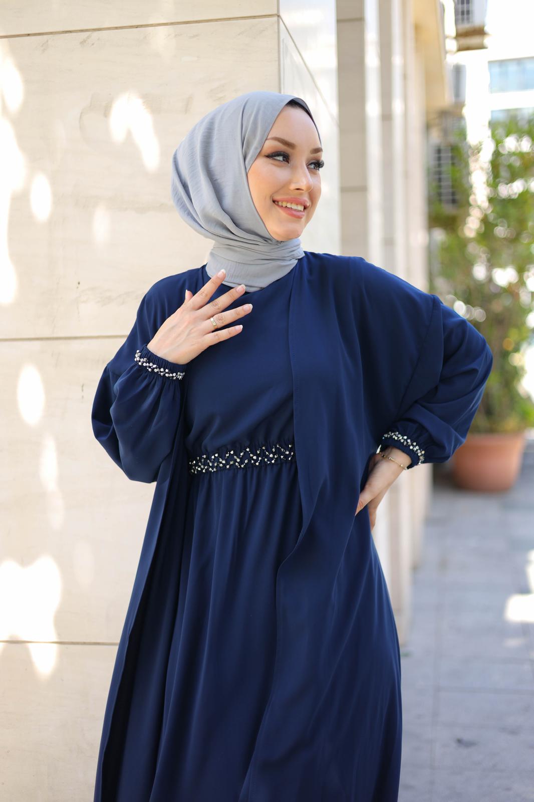 İthal Medine İpeği Boncuk İşlemeli Abaya TakımıŞıklığı ve zarafeti bir arada sunan ithal Medine İpeği boncuk işlemeli ikili abaya takımı ile tanışın! Özel olarak tasarlanan bu takım, kristal dikme boncuklarıyla göz kamaştıran detaylara sahiptir. Boyu 145