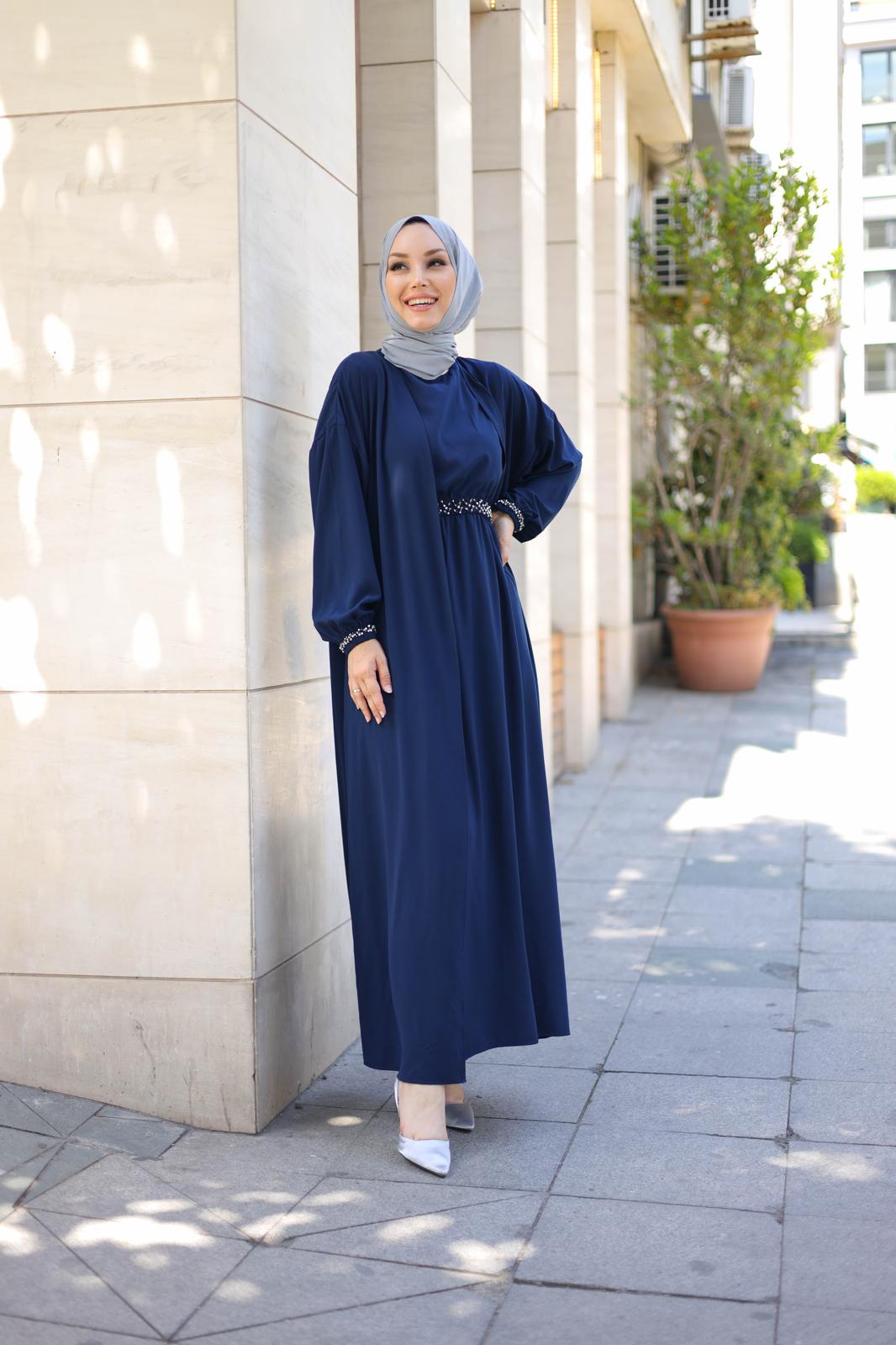 İthal Medine İpeği Boncuk İşlemeli Abaya TakımıŞıklığı ve zarafeti bir arada sunan ithal Medine İpeği boncuk işlemeli ikili abaya takımı ile tanışın! Özel olarak tasarlanan bu takım, kristal dikme boncuklarıyla göz kamaştıran detaylara sahiptir. Boyu 145
