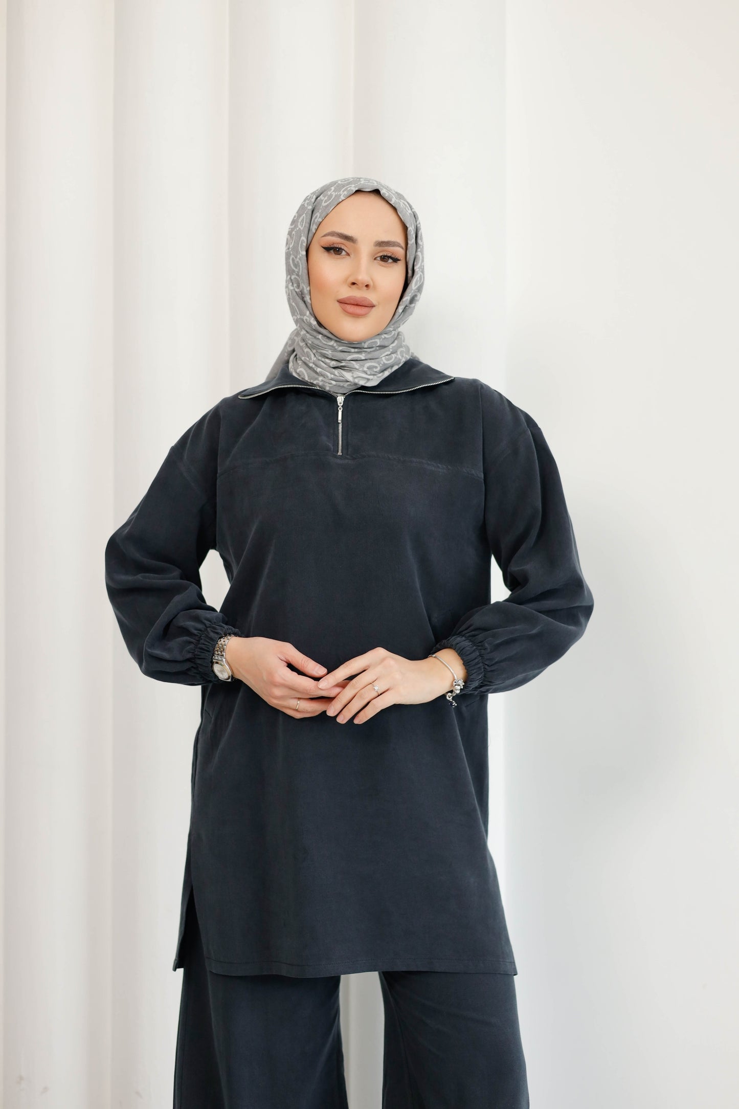 Antrasit Organik Kumaş Pure Kupra TakımAntrasit Organik Kumaş Pure Kupra TakımOrganik Kumaş Pure Kupra Takım – Doğal, Şık ve Konforlu! %100 taşlanmış kupra kumaştan üretilen Organik Kumaş Pure Kupra Takım, hem şıklığı hem de rahatlığı bir araya getiriyor.