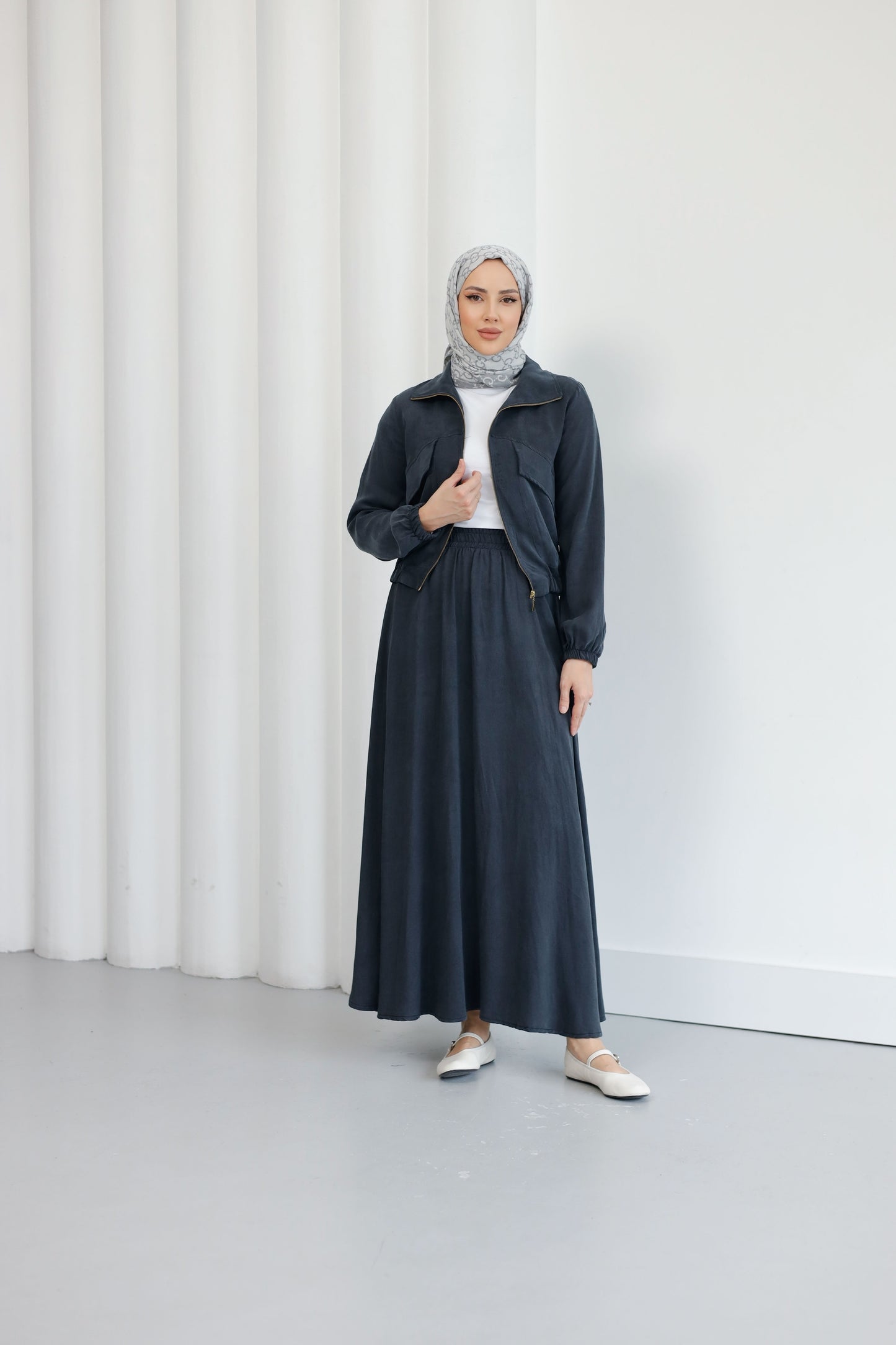 Organik Kumaş Ceket ve Etekli TakımOrganik Kumaş Ceket ve Etekli Takım – Doğal Şıklık ve Konforun Buluştuğu Zarif Tasarım! Doğallığı ve modern tasarımı bir araya getiren Organik Kumaş Ceket ve Etekli Takım, sofistike tarzı ve rahat kesimiyle günlük şıklığ