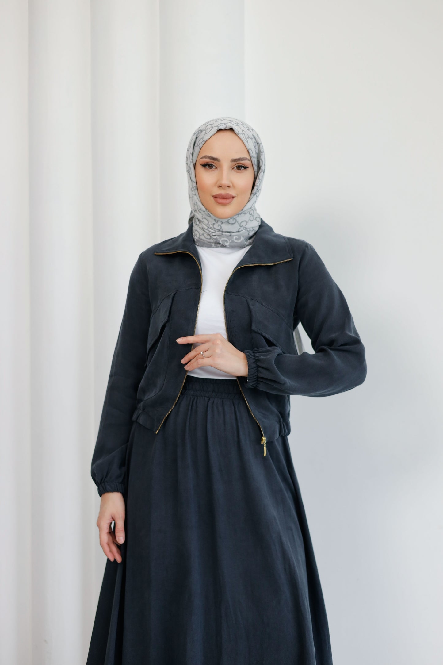 Organik Kumaş Ceket ve Etekli TakımOrganik Kumaş Ceket ve Etekli Takım – Doğal Şıklık ve Konforun Buluştuğu Zarif Tasarım! Doğallığı ve modern tasarımı bir araya getiren Organik Kumaş Ceket ve Etekli Takım, sofistike tarzı ve rahat kesimiyle günlük şıklığ