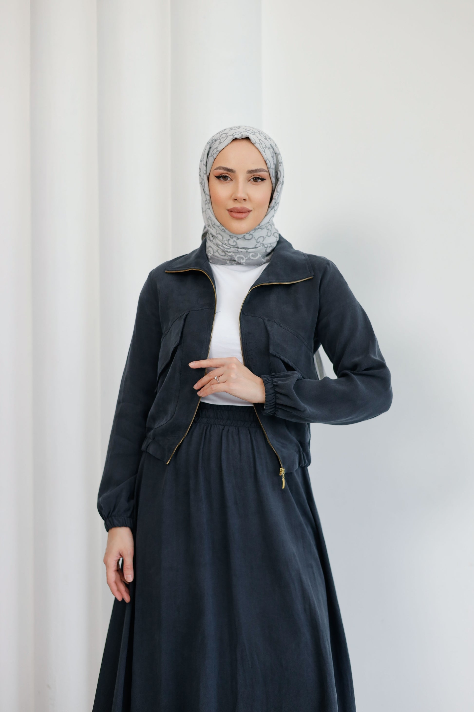 Organik Kumaş Ceket ve Etekli TakımOrganik Kumaş Ceket ve Etekli Takım – Doğal Şıklık ve Konforun Buluştuğu Zarif Tasarım! Doğallığı ve modern tasarımı bir araya getiren Organik Kumaş Ceket ve Etekli Takım, sofistike tarzı ve rahat kesimiyle günlük şıklığ