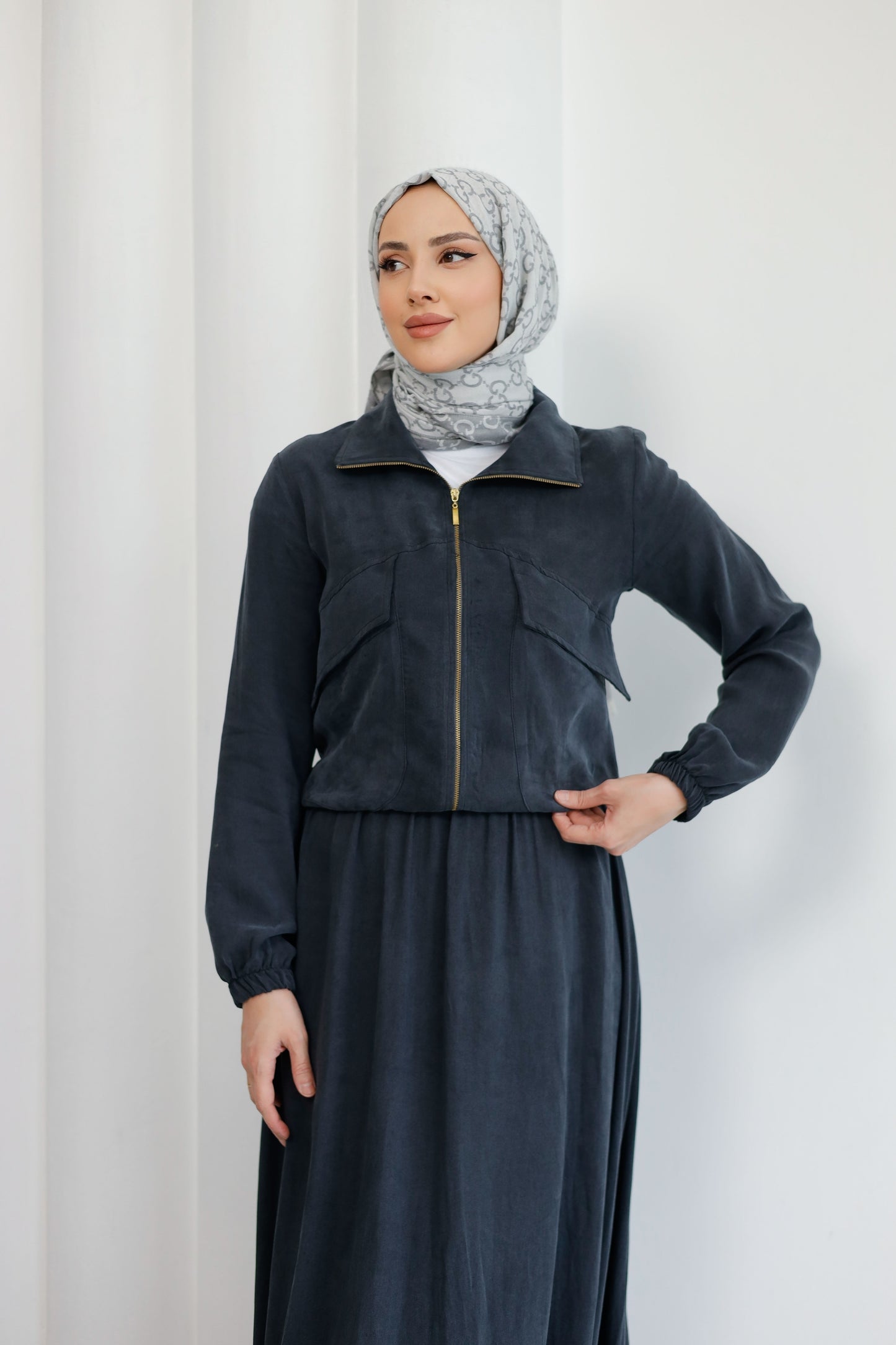 Organik Kumaş Ceket ve Etekli TakımOrganik Kumaş Ceket ve Etekli Takım – Doğal Şıklık ve Konforun Buluştuğu Zarif Tasarım! Doğallığı ve modern tasarımı bir araya getiren Organik Kumaş Ceket ve Etekli Takım, sofistike tarzı ve rahat kesimiyle günlük şıklığ