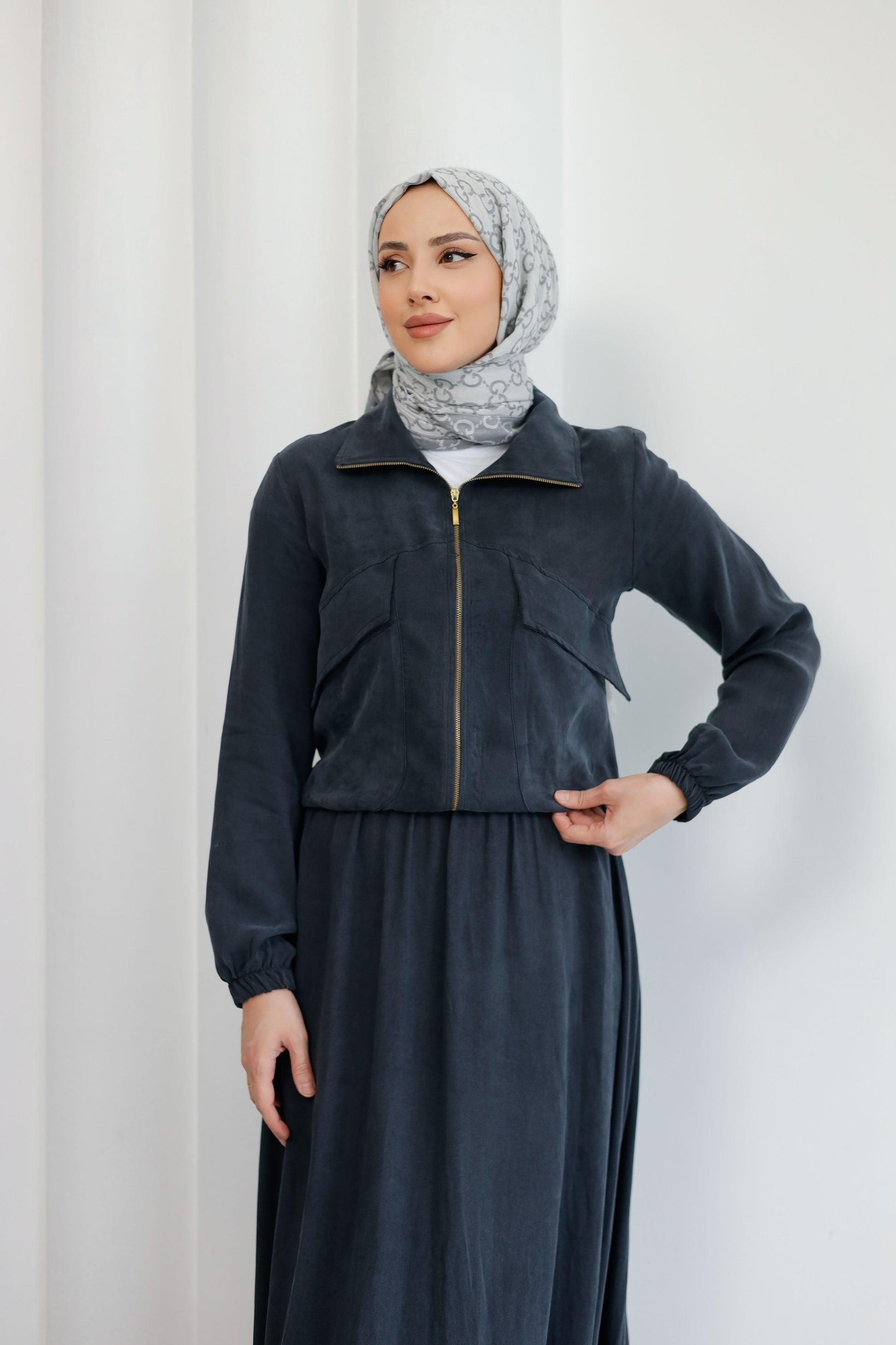 Organik Kumaş Ceket ve Etekli TakımOrganik Kumaş Ceket ve Etekli Takım – Doğal Şıklık ve Konforun Buluştuğu Zarif Tasarım! Doğallığı ve modern tasarımı bir araya getiren Organik Kumaş Ceket ve Etekli Takım, sofistike tarzı ve rahat kesimiyle günlük şıklığ