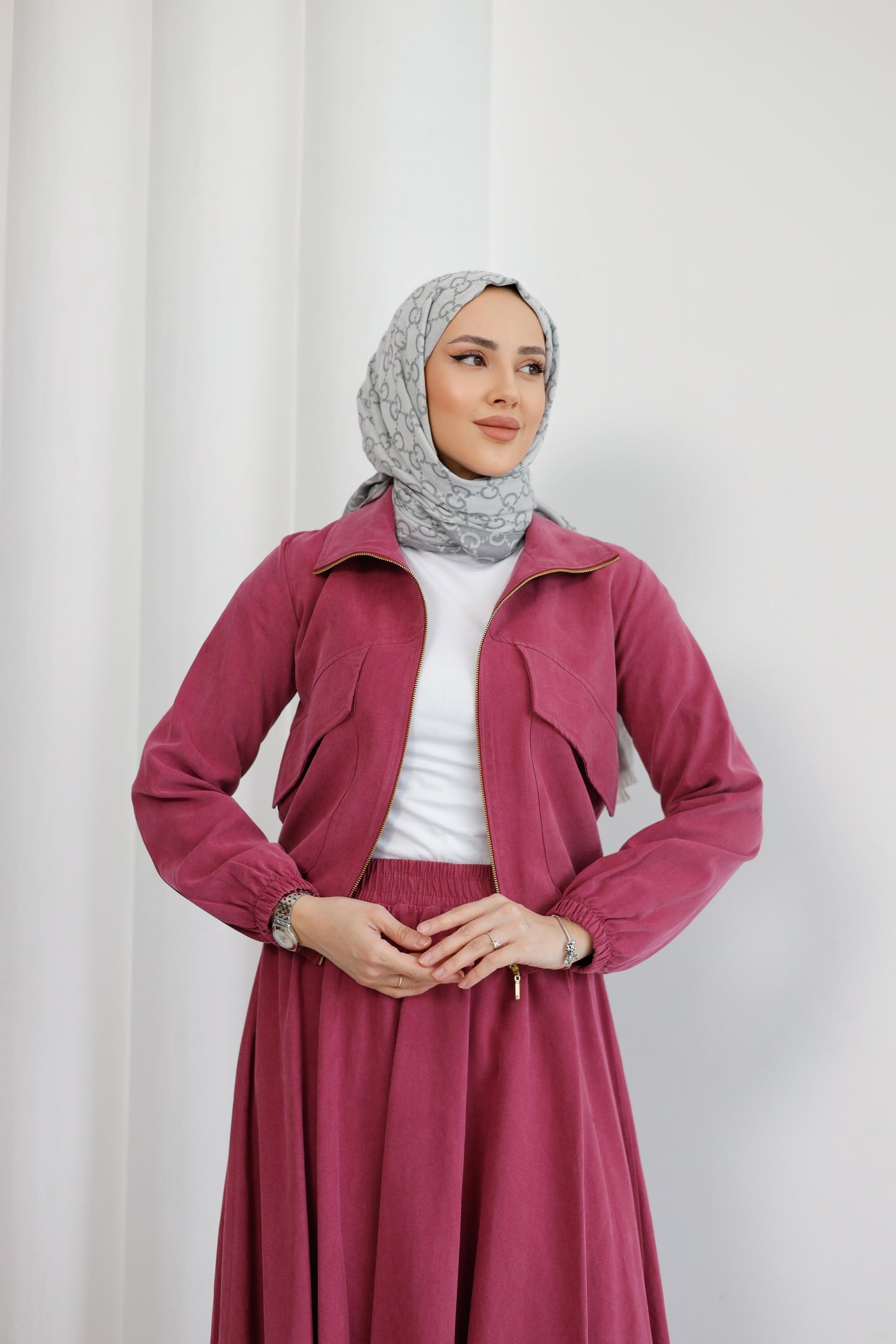 Organik Kumaş Ceket ve Etekli TakımOrganik Kumaş Ceket ve Etekli Takım – Doğal Şıklık ve Konforun Buluştuğu Zarif Tasarım! Doğallığı ve modern tasarımı bir araya getiren Organik Kumaş Ceket ve Etekli Takım, sofistike tarzı ve rahat kesimiyle günlük şıklığ
