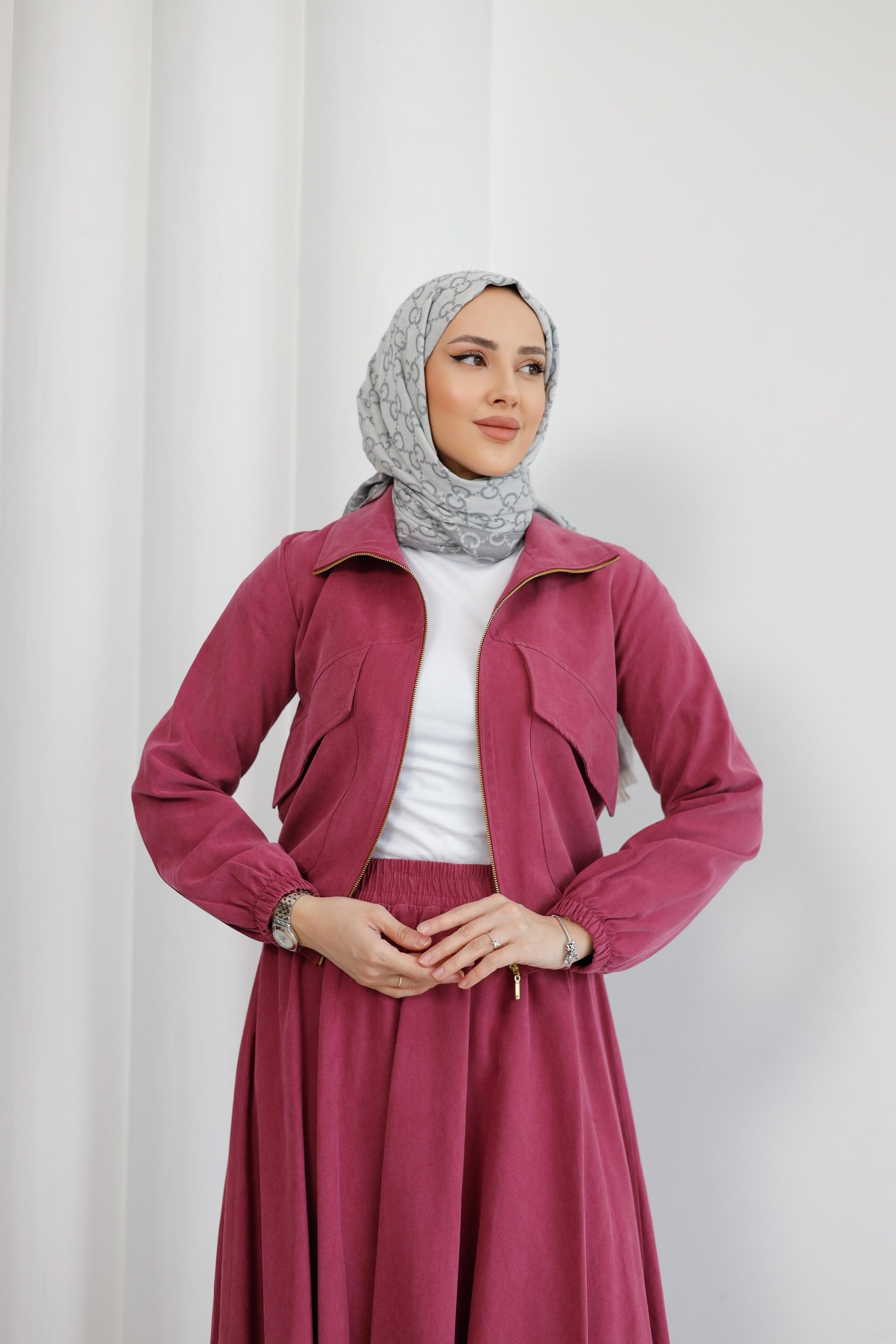 Organik Kumaş Ceket ve Etekli TakımOrganik Kumaş Ceket ve Etekli Takım – Doğal Şıklık ve Konforun Buluştuğu Zarif Tasarım! Doğallığı ve modern tasarımı bir araya getiren Organik Kumaş Ceket ve Etekli Takım, sofistike tarzı ve rahat kesimiyle günlük şıklığ