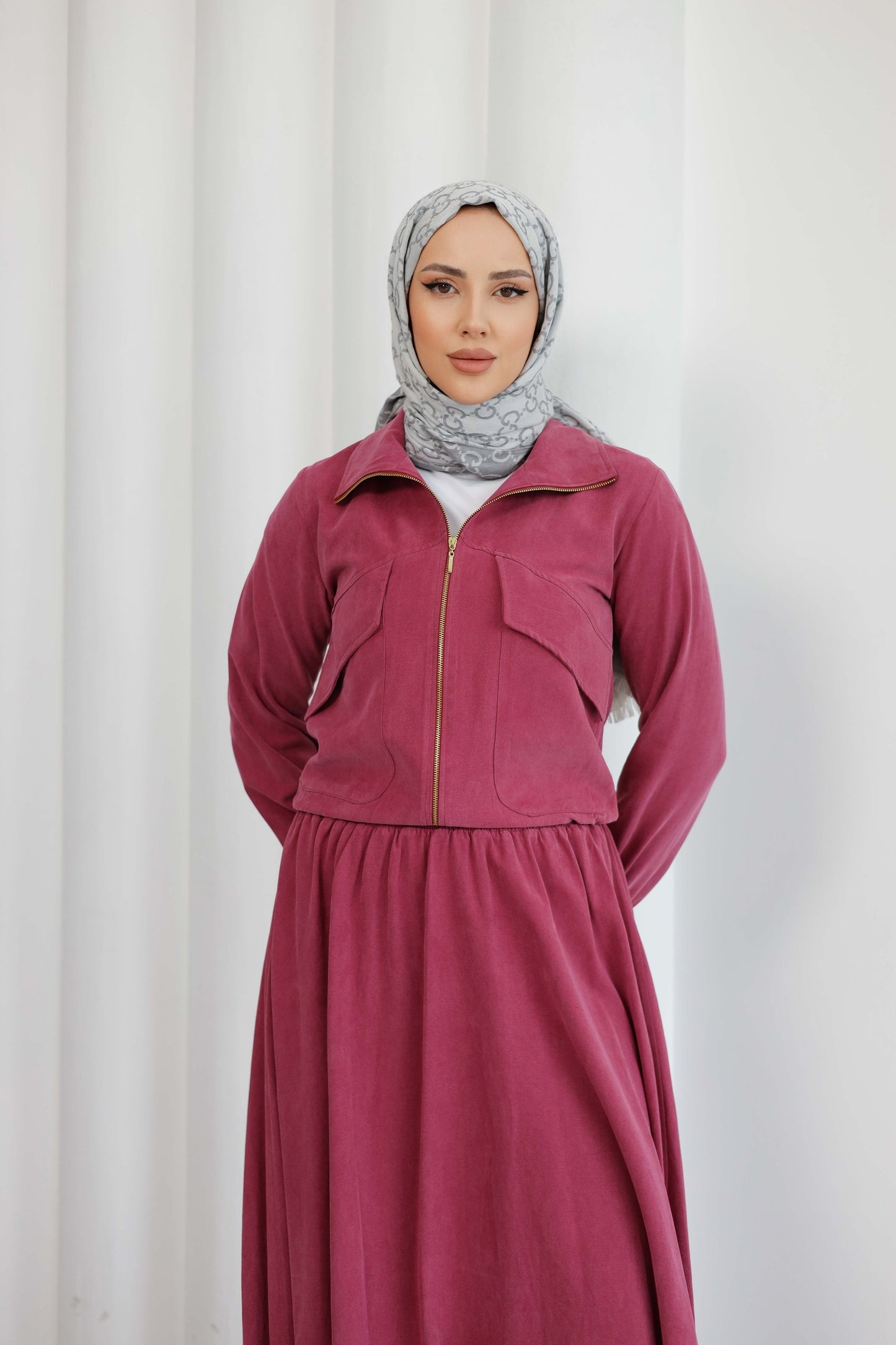 Organik Kumaş Ceket ve Etekli TakımOrganik Kumaş Ceket ve Etekli Takım – Doğal Şıklık ve Konforun Buluştuğu Zarif Tasarım! Doğallığı ve modern tasarımı bir araya getiren Organik Kumaş Ceket ve Etekli Takım, sofistike tarzı ve rahat kesimiyle günlük şıklığ
