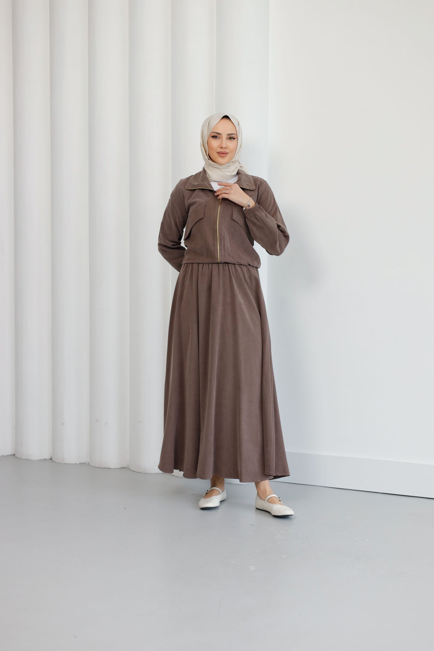 Organik Kumaş Ceket ve Etekli TakımOrganik Kumaş Ceket ve Etekli Takım – Doğal Şıklık ve Konforun Buluştuğu Zarif Tasarım! Doğallığı ve modern tasarımı bir araya getiren Organik Kumaş Ceket ve Etekli Takım, sofistike tarzı ve rahat kesimiyle günlük şıklığ