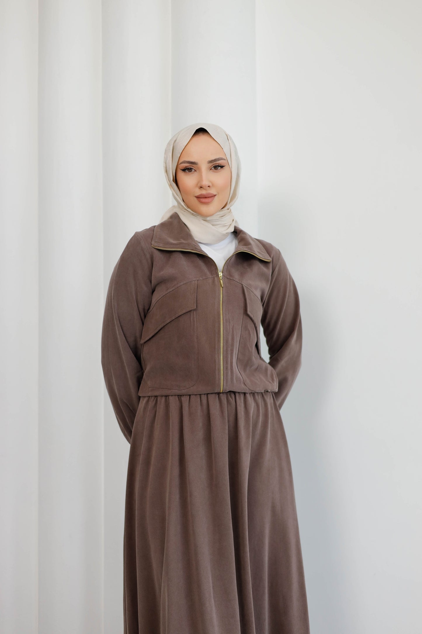 Organik Kumaş Ceket ve Etekli TakımOrganik Kumaş Ceket ve Etekli Takım – Doğal Şıklık ve Konforun Buluştuğu Zarif Tasarım! Doğallığı ve modern tasarımı bir araya getiren Organik Kumaş Ceket ve Etekli Takım, sofistike tarzı ve rahat kesimiyle günlük şıklığ