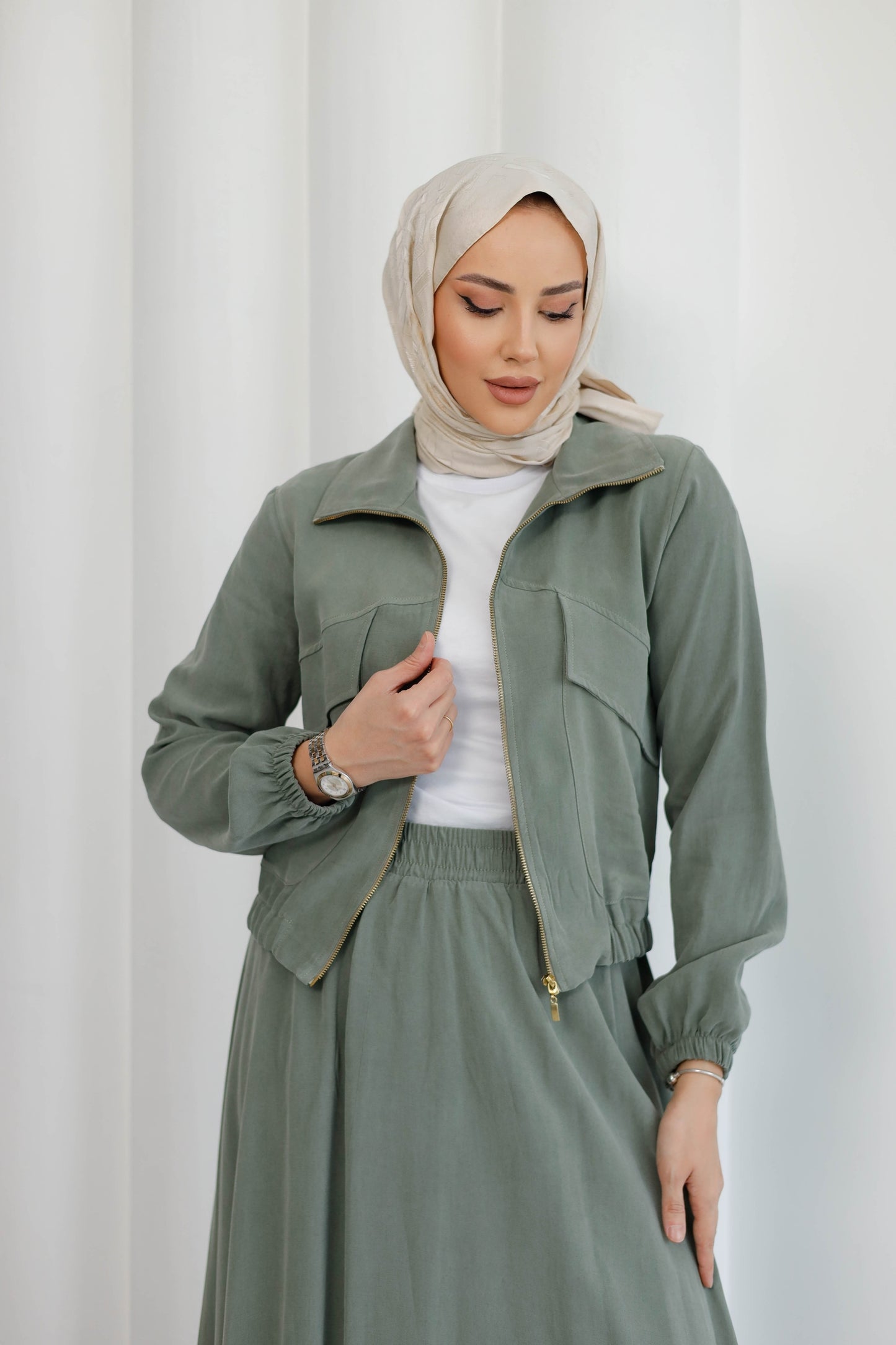 Organik Kumaş Ceket ve Etekli TakımOrganik Kumaş Ceket ve Etekli Takım – Doğal Şıklık ve Konforun Buluştuğu Zarif Tasarım! Doğallığı ve modern tasarımı bir araya getiren Organik Kumaş Ceket ve Etekli Takım, sofistike tarzı ve rahat kesimiyle günlük şıklığ