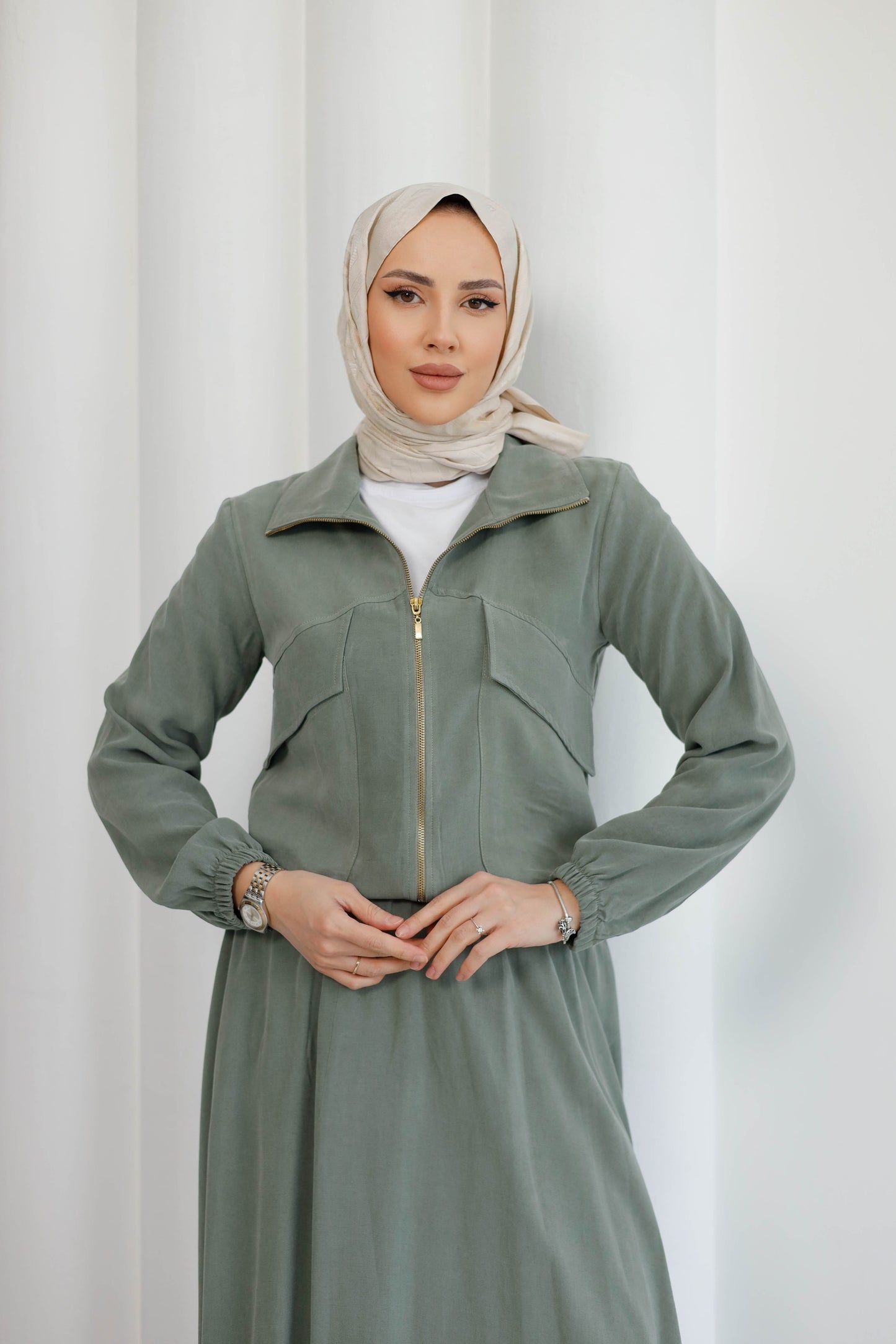 Organik Kumaş Ceket ve Etekli TakımOrganik Kumaş Ceket ve Etekli Takım – Doğal Şıklık ve Konforun Buluştuğu Zarif Tasarım! Doğallığı ve modern tasarımı bir araya getiren Organik Kumaş Ceket ve Etekli Takım, sofistike tarzı ve rahat kesimiyle günlük şıklığ