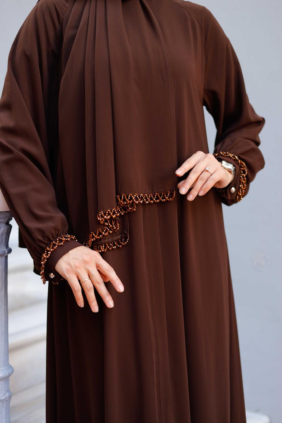İthal Medine İpeği Kristal El İşlemeli Fermuarlı Ferace ve Şal TakımıZarafetin ve şıklığın birleşimi olan İthal Medine İpeği Kristal El İşlemeli Fermuarlı Ferace, modern tasarımı ve şık detaylarıyla her kadının gardırobunda olması gereken bir parça. Yükse