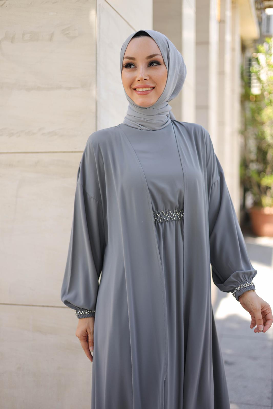 İthal Medine İpeği Boncuk İşlemeli Abaya TakımıŞıklığı ve zarafeti bir arada sunan ithal Medine İpeği boncuk işlemeli ikili abaya takımı ile tanışın! Özel olarak tasarlanan bu takım, kristal dikme boncuklarıyla göz kamaştıran detaylara sahiptir. Boyu 145
