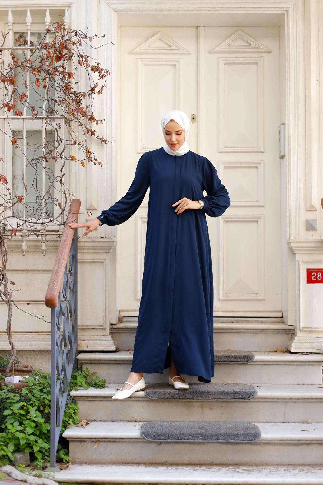 İthal Medine İpliği Omuz A Pile Fermuarlı FeraceŞıklığı ve zarafeti bir arada sunan İthal Medine İpliği Omuz A Pile Fermuarlı Ferace, modern tasarımı ve kaliteli işçiliğiyle dikkat çekiyor. Medine İpliği kumaşı, ince dokusu ve hafifliği ile rahat bir kull