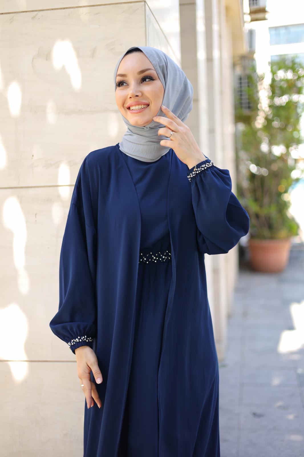 İthal Medine İpeği Boncuk İşlemeli Abaya TakımıŞıklığı ve zarafeti bir arada sunan ithal Medine İpeği boncuk işlemeli ikili abaya takımı ile tanışın! Özel olarak tasarlanan bu takım, kristal dikme boncuklarıyla göz kamaştıran detaylara sahiptir. Boyu 145
