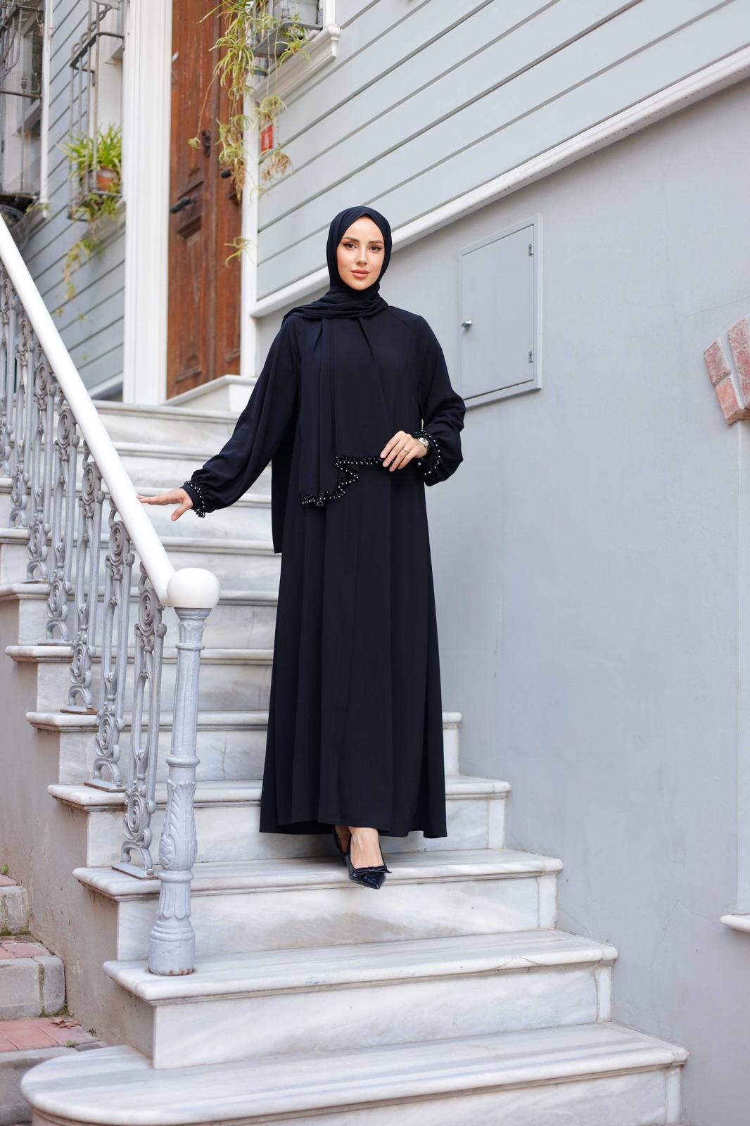 İthal Medine İpeği Kristal El İşlemeli Fermuarlı Ferace ve Şal TakımıZarafetin ve şıklığın birleşimi olan İthal Medine İpeği Kristal El İşlemeli Fermuarlı Ferace, modern tasarımı ve şık detaylarıyla her kadının gardırobunda olması gereken bir parça. Yükse
