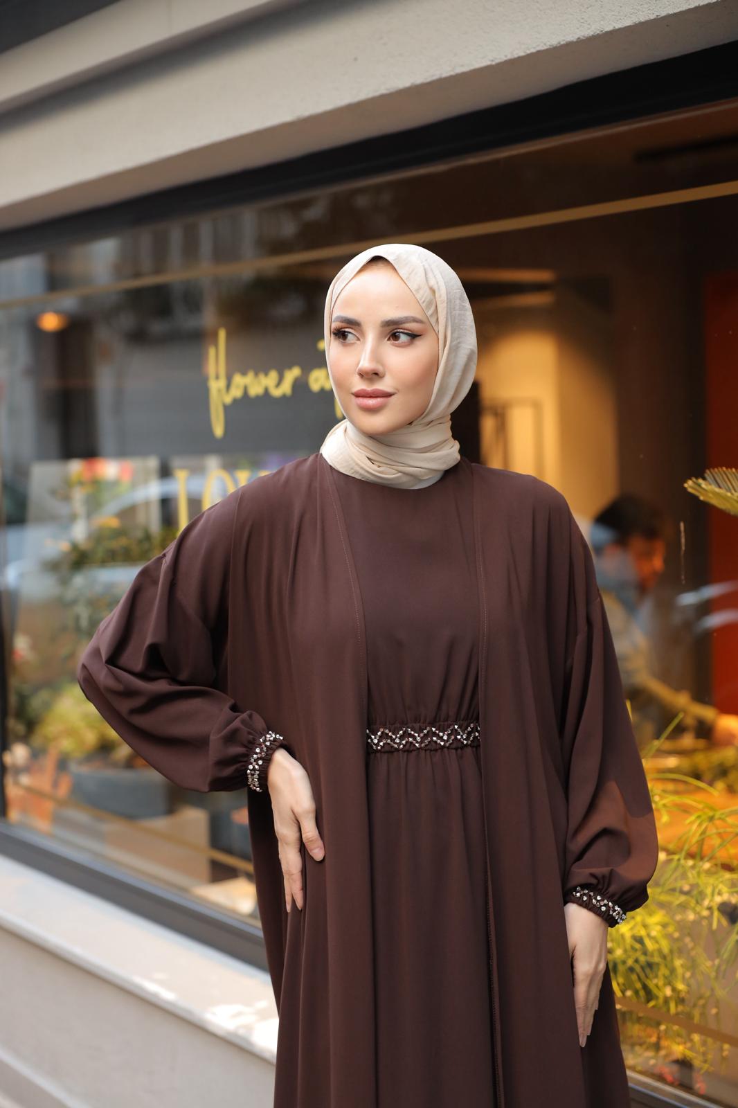 İthal Medine İpeği Boncuk İşlemeli Abaya TakımıŞıklığı ve zarafeti bir arada sunan ithal Medine İpeği boncuk işlemeli ikili abaya takımı ile tanışın! Özel olarak tasarlanan bu takım, kristal dikme boncuklarıyla göz kamaştıran detaylara sahiptir. Boyu 145