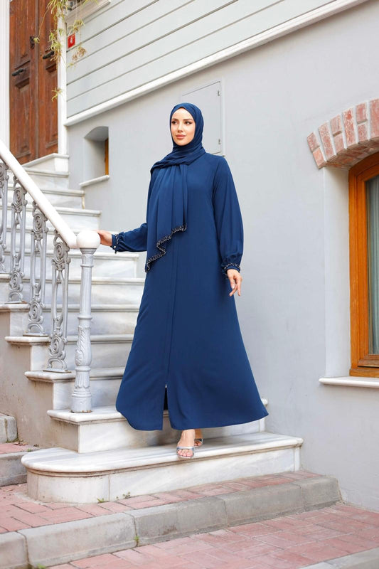 İthal Medine İpeği Kristal El İşlemeli Fermuarlı Ferace ve Şal TakımıZarafetin ve şıklığın birleşimi olan İthal Medine İpeği Kristal El İşlemeli Fermuarlı Ferace, modern tasarımı ve şık detaylarıyla her kadının gardırobunda olması gereken bir parça. Yükse