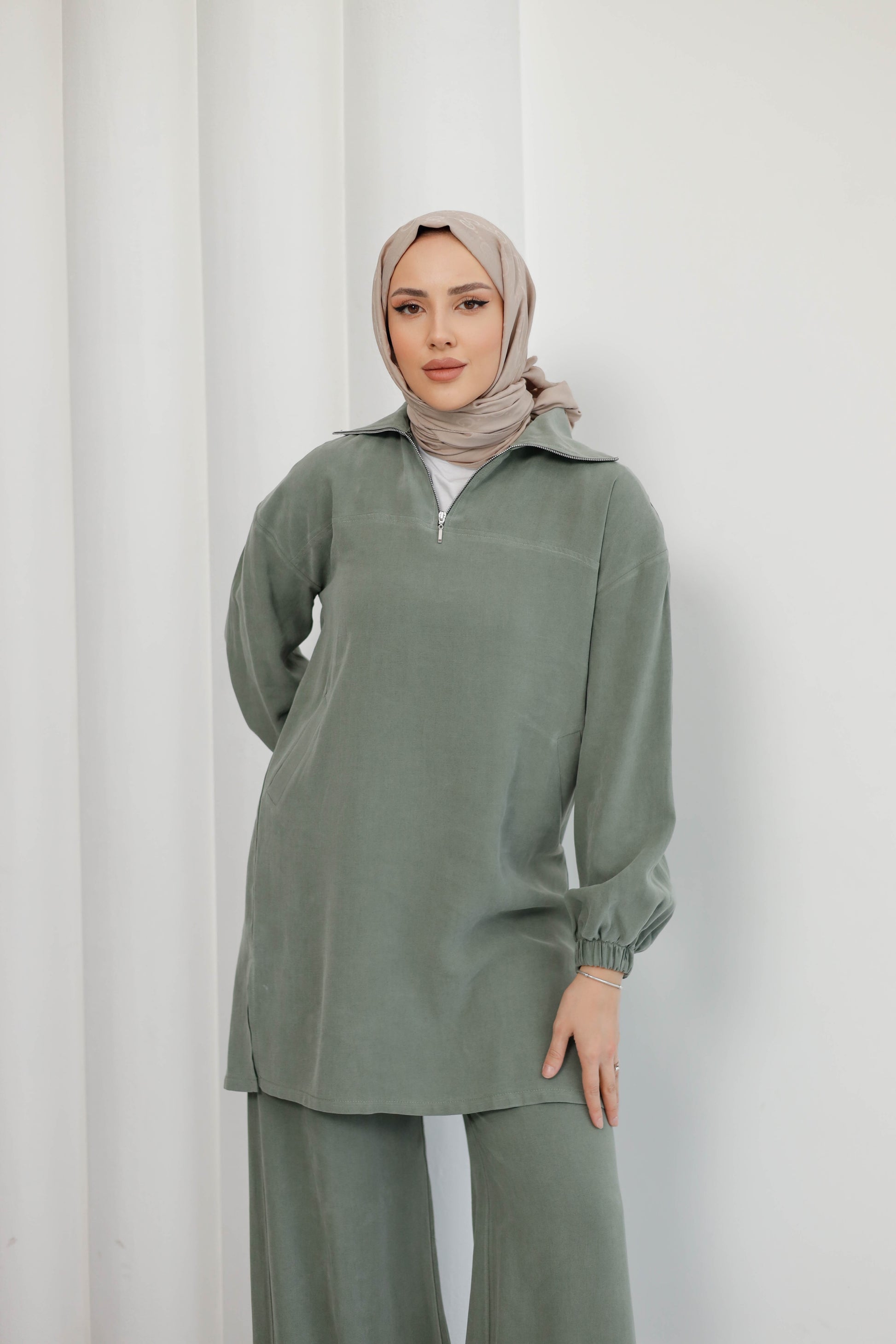Yeşil Organik Kumaş Pure Kupra TakımYeşil Organik Kumaş Pure Kupra TakımOrganik Kumaş Pure Kupra Takım – Doğal, Şık ve Konforlu! %100 taşlanmış kupra kumaştan üretilen Organik Kumaş Pure Kupra Takım, hem şıklığı hem de rahatlığı bir araya getiriyor. Yükse