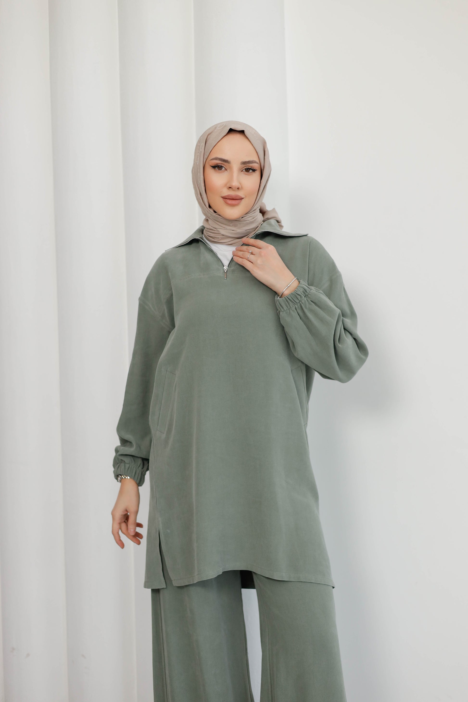 Yeşil Organik Kumaş Pure Kupra TakımYeşil Organik Kumaş Pure Kupra TakımOrganik Kumaş Pure Kupra Takım – Doğal, Şık ve Konforlu! %100 taşlanmış kupra kumaştan üretilen Organik Kumaş Pure Kupra Takım, hem şıklığı hem de rahatlığı bir araya getiriyor. Yükse