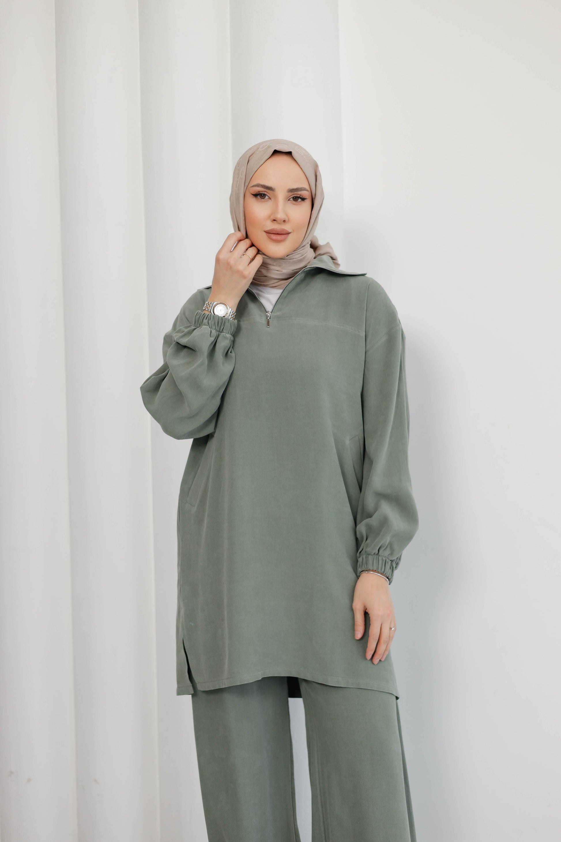 Yeşil Organik Kumaş Pure Kupra TakımYeşil Organik Kumaş Pure Kupra TakımOrganik Kumaş Pure Kupra Takım – Doğal, Şık ve Konforlu! %100 taşlanmış kupra kumaştan üretilen Organik Kumaş Pure Kupra Takım, hem şıklığı hem de rahatlığı bir araya getiriyor. Yükse