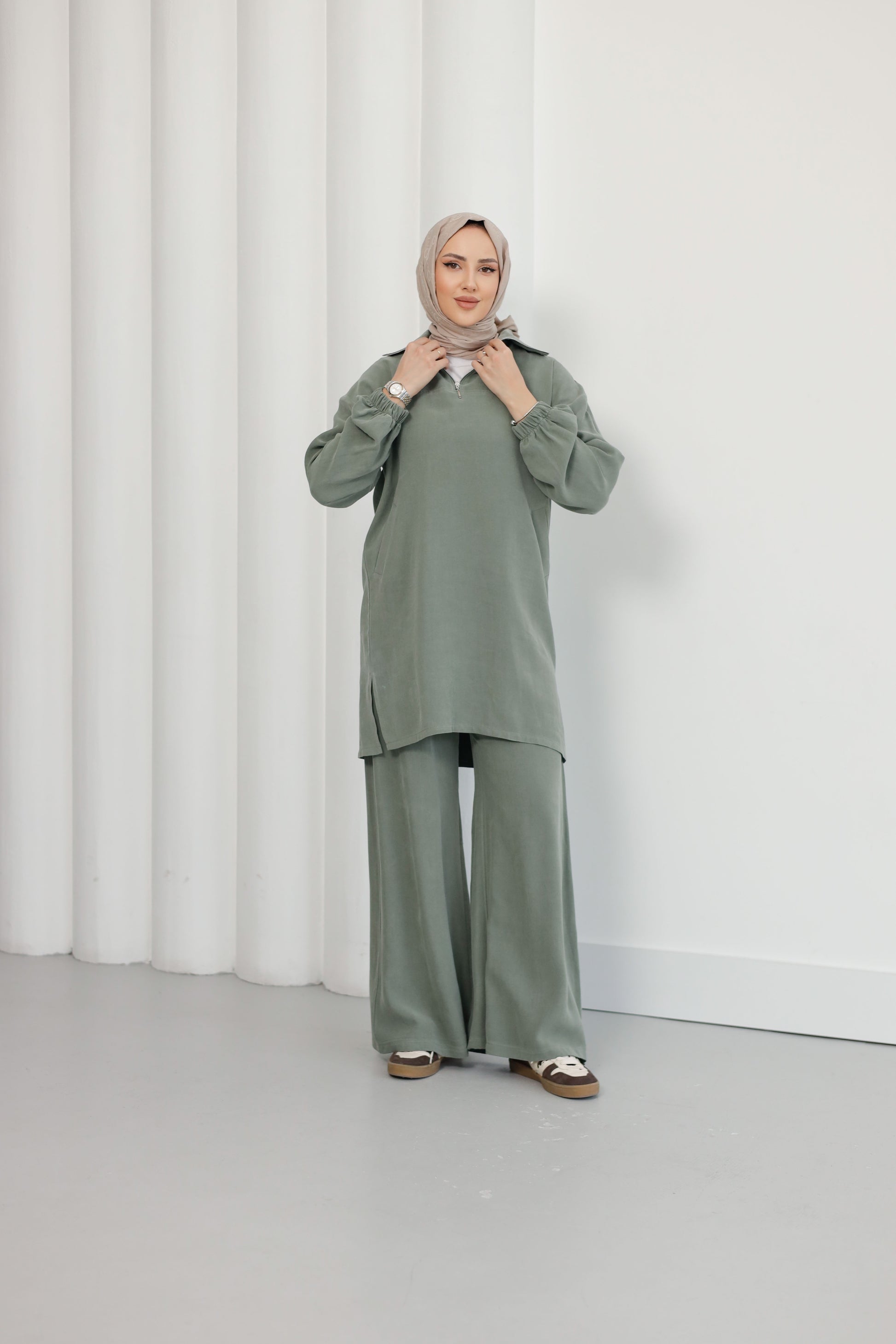 Yeşil Organik Kumaş Pure Kupra TakımYeşil Organik Kumaş Pure Kupra TakımOrganik Kumaş Pure Kupra Takım – Doğal, Şık ve Konforlu! %100 taşlanmış kupra kumaştan üretilen Organik Kumaş Pure Kupra Takım, hem şıklığı hem de rahatlığı bir araya getiriyor. Yükse