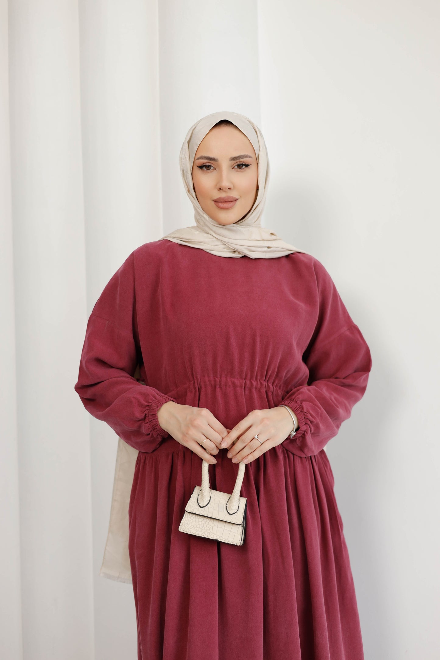 Bordo Organik Kumaş Kupra ElbiseBordo Organik Kumaş Kupra ElbiseOrganik Kumaş Kupra Elbise – Doğallık ve Şıklığın Buluşması Zarif tasarımı ve konforlu yapısıyla öne çıkan Organik Kumaş Kupra Elbise, %100 taşlanmış kupra kumaştan üretilmiştir. Nefes alabil