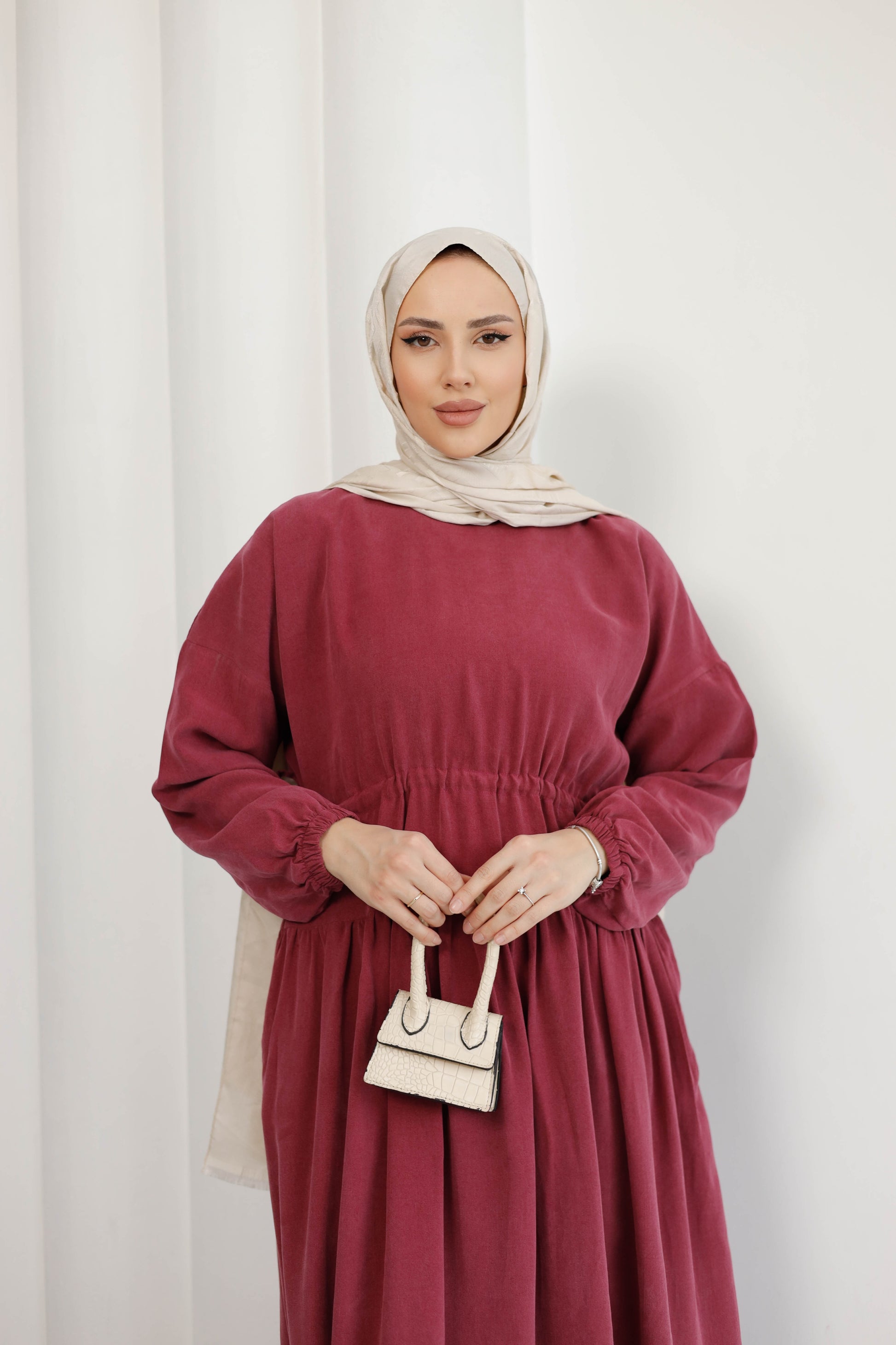 Bordo Organik Kumaş Kupra ElbiseBordo Organik Kumaş Kupra ElbiseOrganik Kumaş Kupra Elbise – Doğallık ve Şıklığın Buluşması Zarif tasarımı ve konforlu yapısıyla öne çıkan Organik Kumaş Kupra Elbise, %100 taşlanmış kupra kumaştan üretilmiştir. Nefes alabil