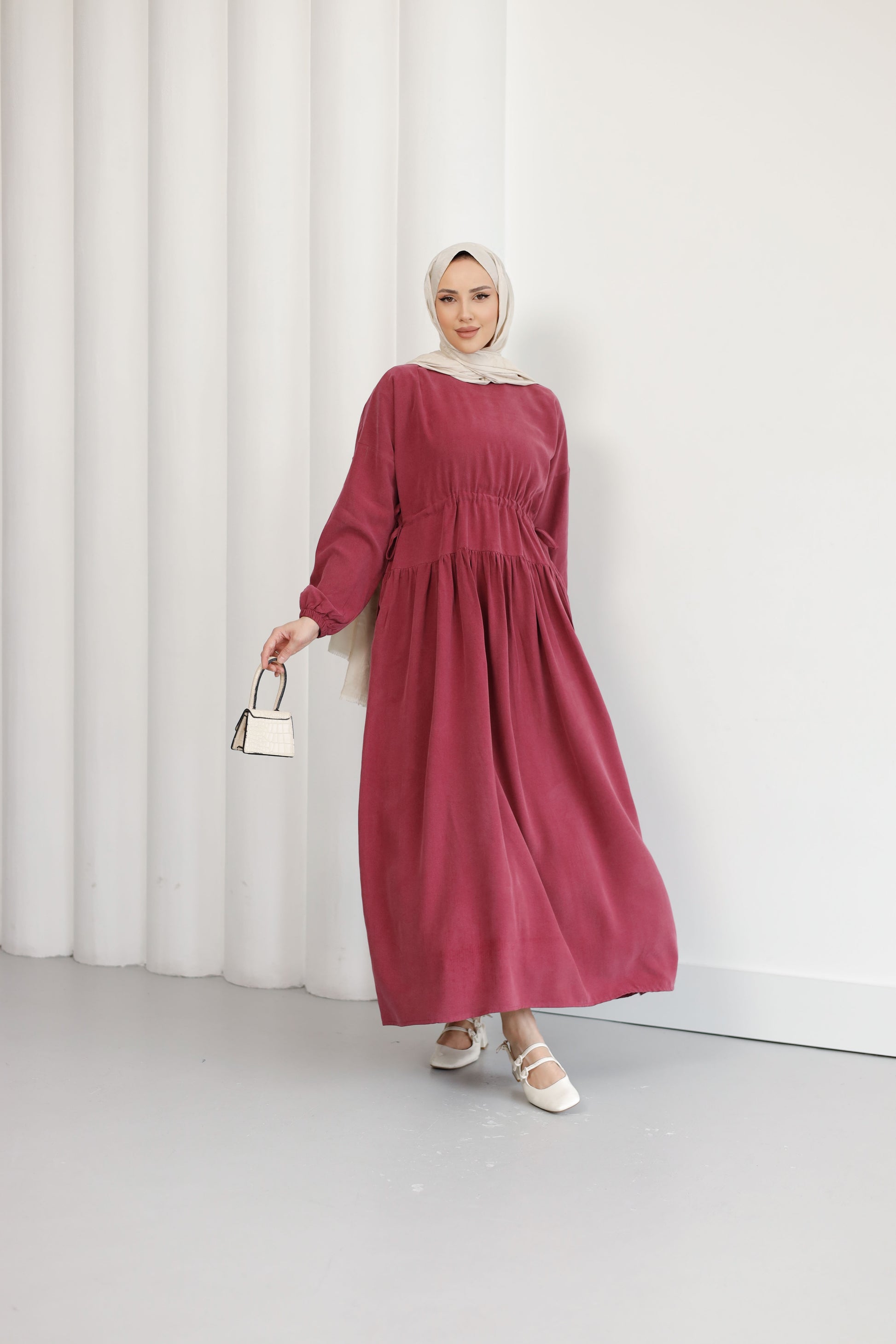 Bordo Organik Kumaş Kupra ElbiseBordo Organik Kumaş Kupra ElbiseOrganik Kumaş Kupra Elbise – Doğallık ve Şıklığın Buluşması Zarif tasarımı ve konforlu yapısıyla öne çıkan Organik Kumaş Kupra Elbise, %100 taşlanmış kupra kumaştan üretilmiştir. Nefes alabil