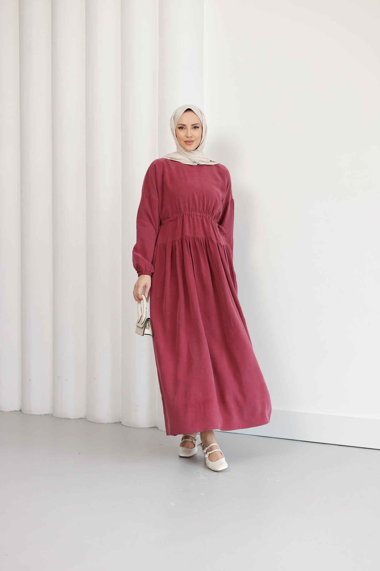 Bordo Organik Kumaş Kupra ElbiseBordo Organik Kumaş Kupra ElbiseOrganik Kumaş Kupra Elbise – Doğallık ve Şıklığın Buluşması Zarif tasarımı ve konforlu yapısıyla öne çıkan Organik Kumaş Kupra Elbise, %100 taşlanmış kupra kumaştan üretilmiştir. Nefes alabil