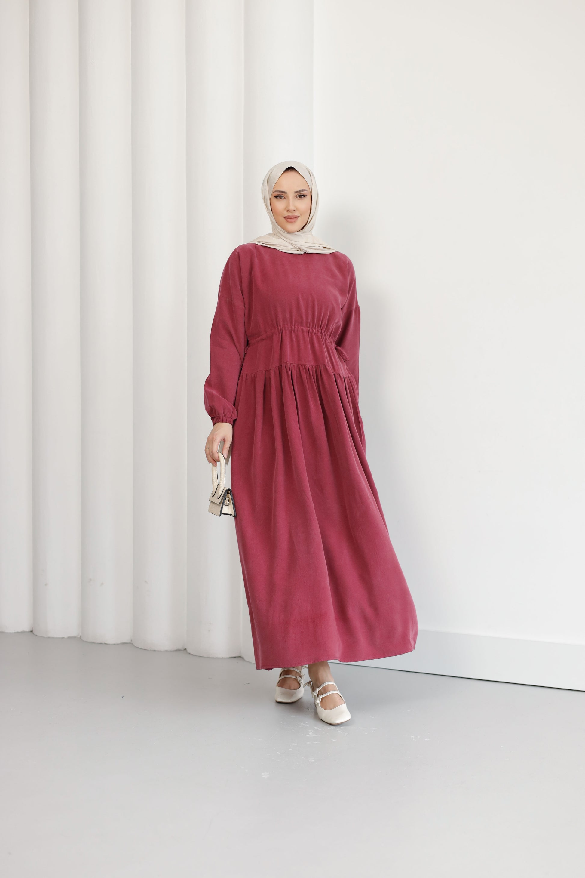 Bordo Organik Kumaş Kupra ElbiseBordo Organik Kumaş Kupra ElbiseOrganik Kumaş Kupra Elbise – Doğallık ve Şıklığın Buluşması Zarif tasarımı ve konforlu yapısıyla öne çıkan Organik Kumaş Kupra Elbise, %100 taşlanmış kupra kumaştan üretilmiştir. Nefes alabil