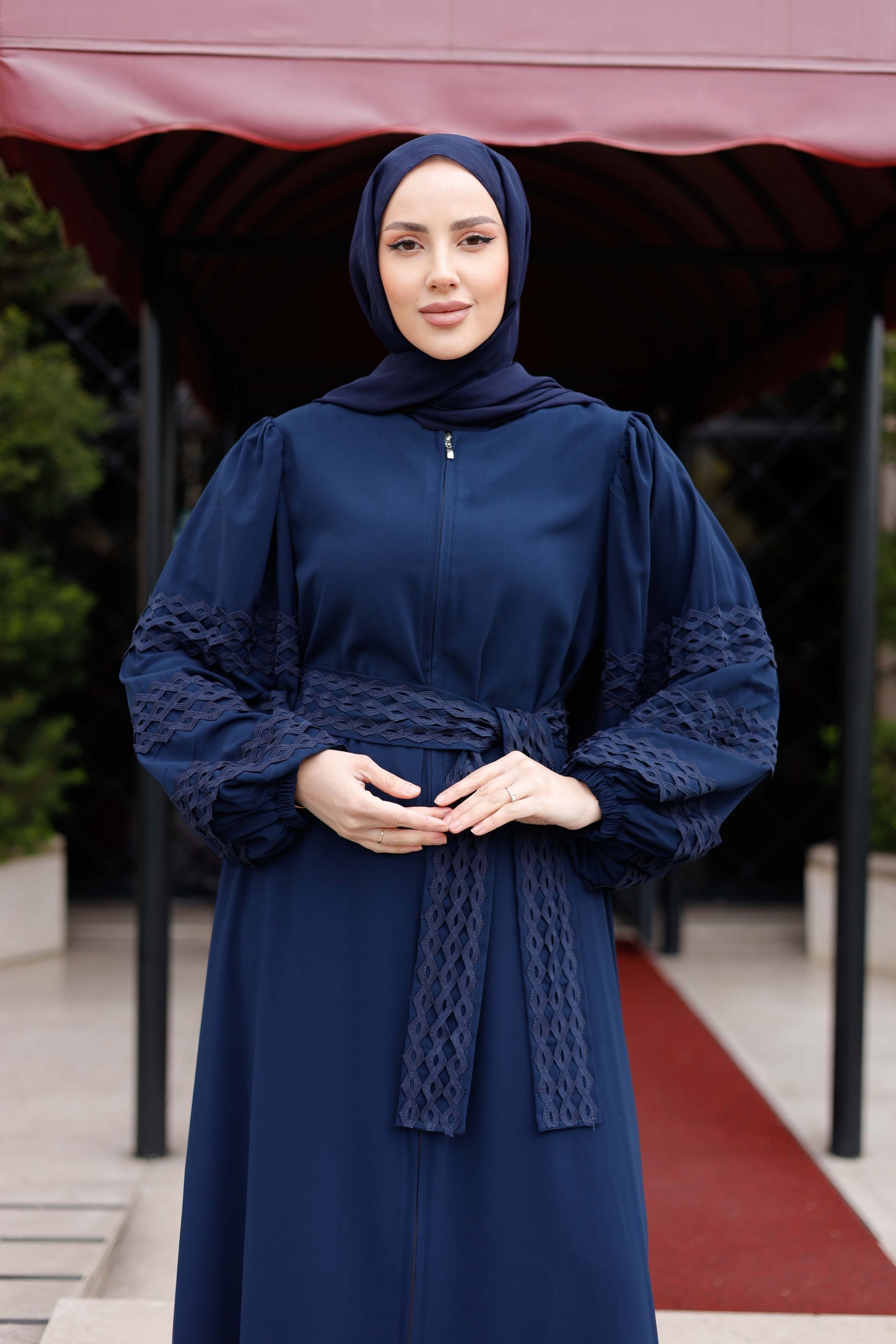 Şık Medine ipeği ferace, dantel detaylı, mavi renkli, zarif tasarım, rahat ve modern görünüm