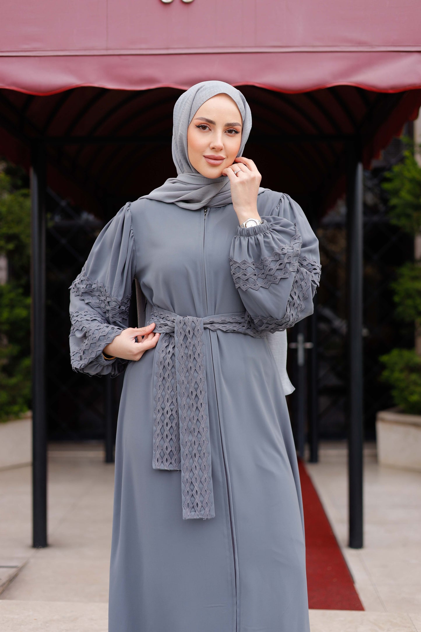 Gray Medine İpeği Ferace with lace details, elegant and comfortable design, perfect for stylish occasions.