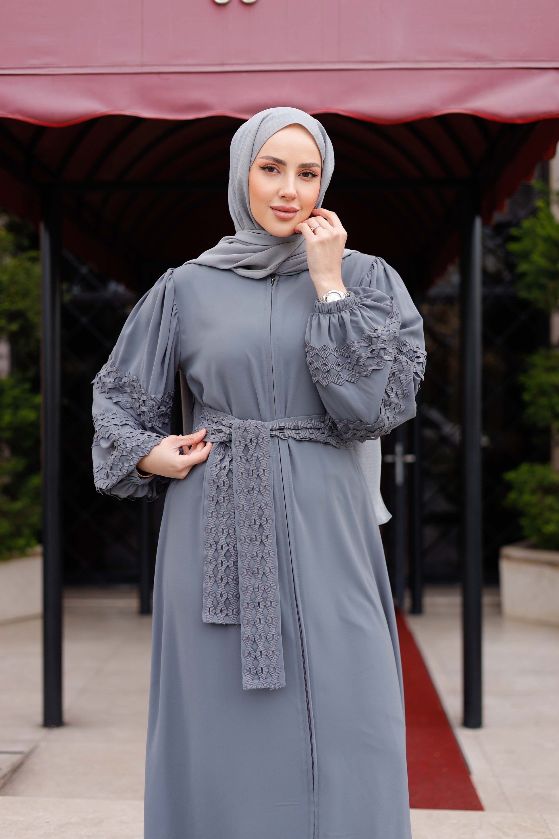 Gray Medine İpeği Ferace with lace details, elegant and comfortable design, perfect for stylish occasions.
