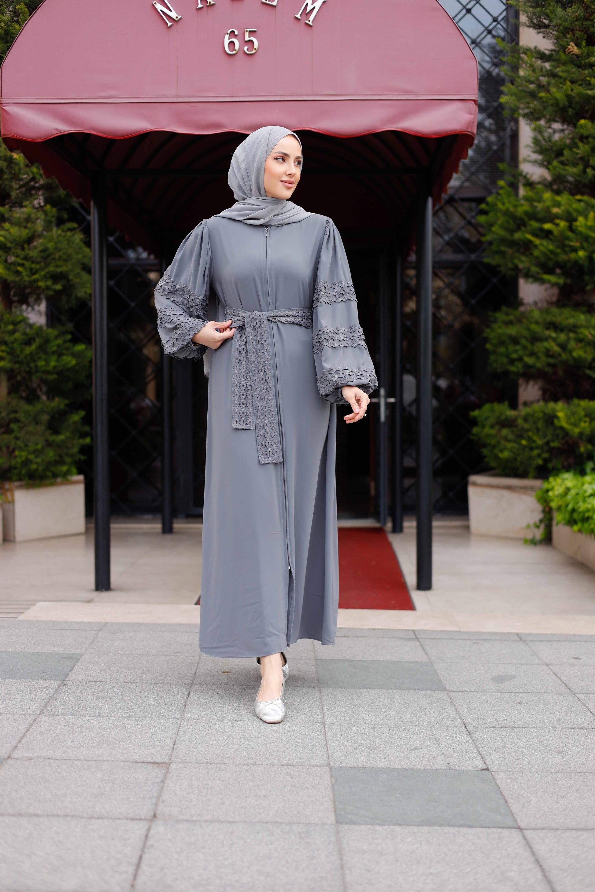 Elegant gray Ferace made from Medine İpeği, featuring lace details and stylish sleeves, perfect for comfort and sophistication.