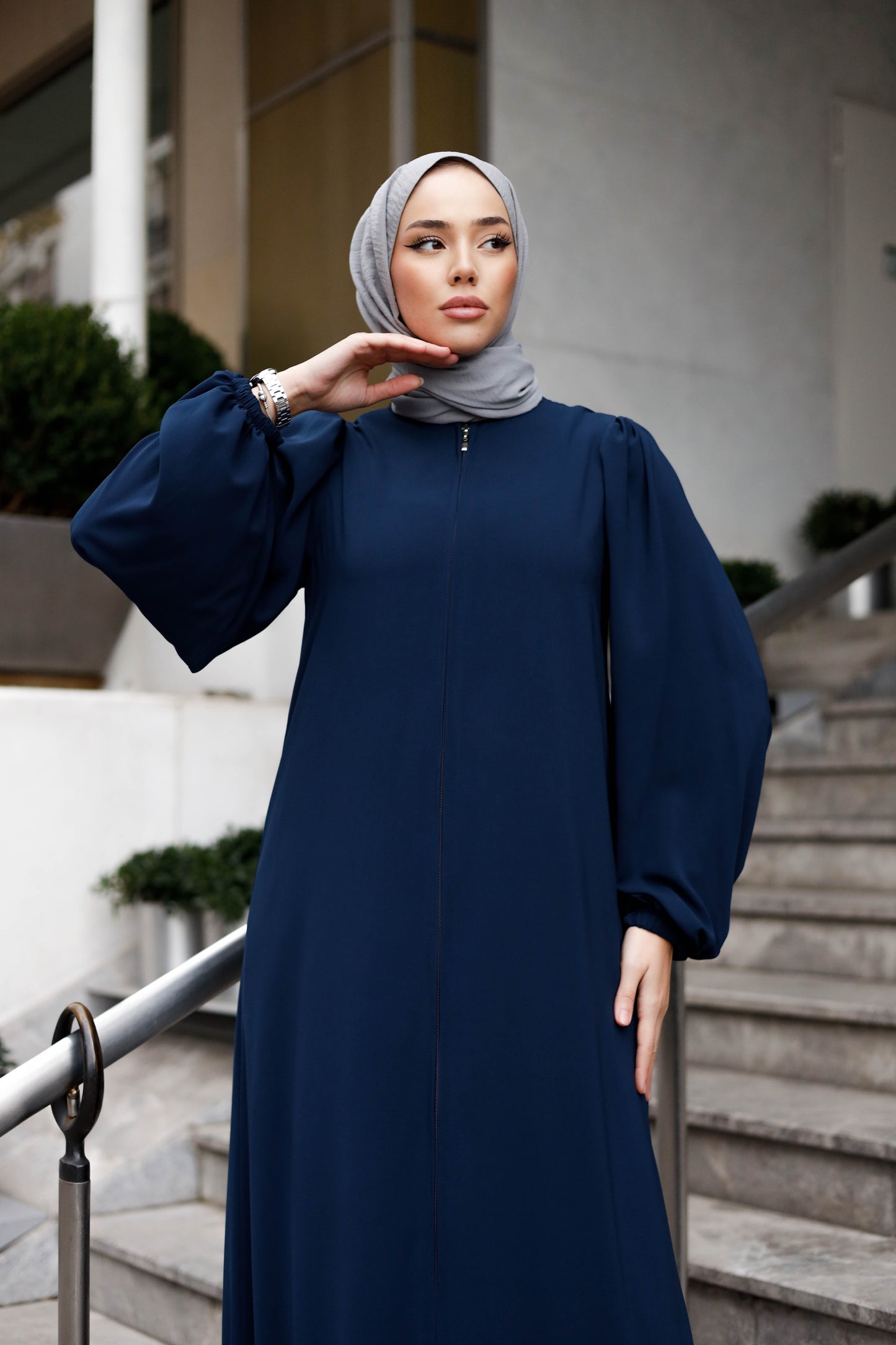 Etek Ucu Fırfırlı Leman FeraceEtek Ucu Fırfırlı Leman Ferace Zarafetin özgün detaylarla buluştuğu Etek Ucu Fırfırlı Leman Ferace, modern çizgisiyle her ortamda şıklığınızı yansıtmanıza yardımcı olur. Yüksek kaliteli İthal Medine İpeği kumaşı ile üretilen