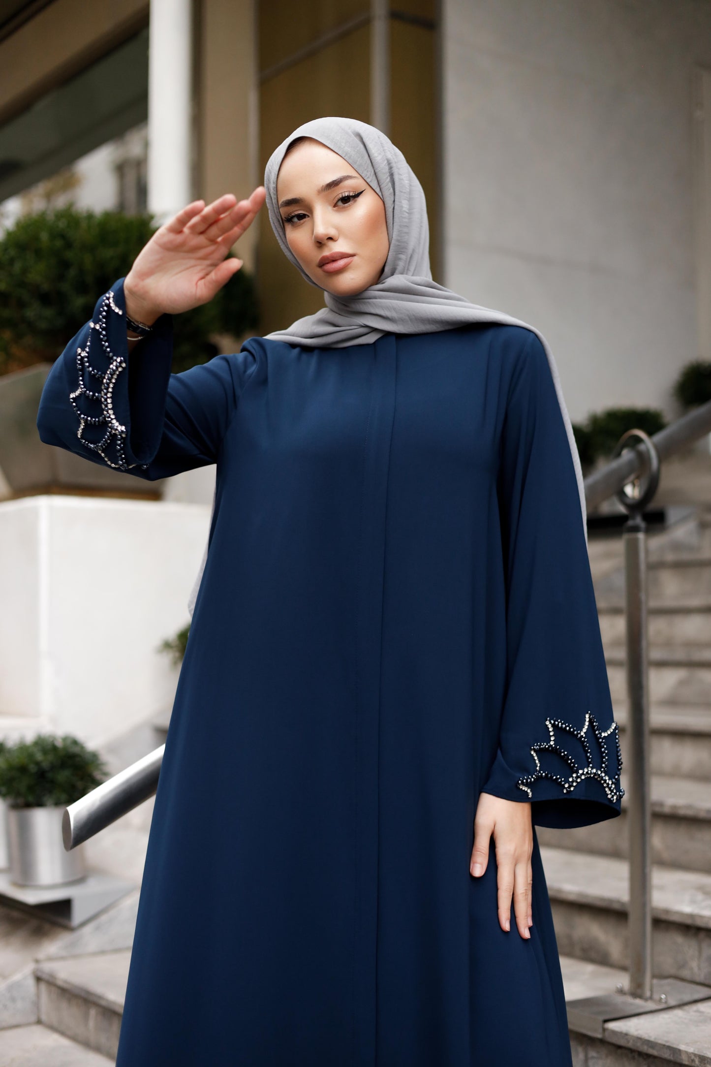 Kol İşlemeli Ahu FeraceKol İşlemeli Ahu Ferace Şıklığın ve zarafetin sembolü Kol İşlemeli Ahu Ferace, her detayında lüksü ve zarafeti bir araya getiriyor. Özel İthal Medine İpeği kumaşı, yumuşak dokusu ve hafifliği ile konforlu bir deneyim sunarken, kol k