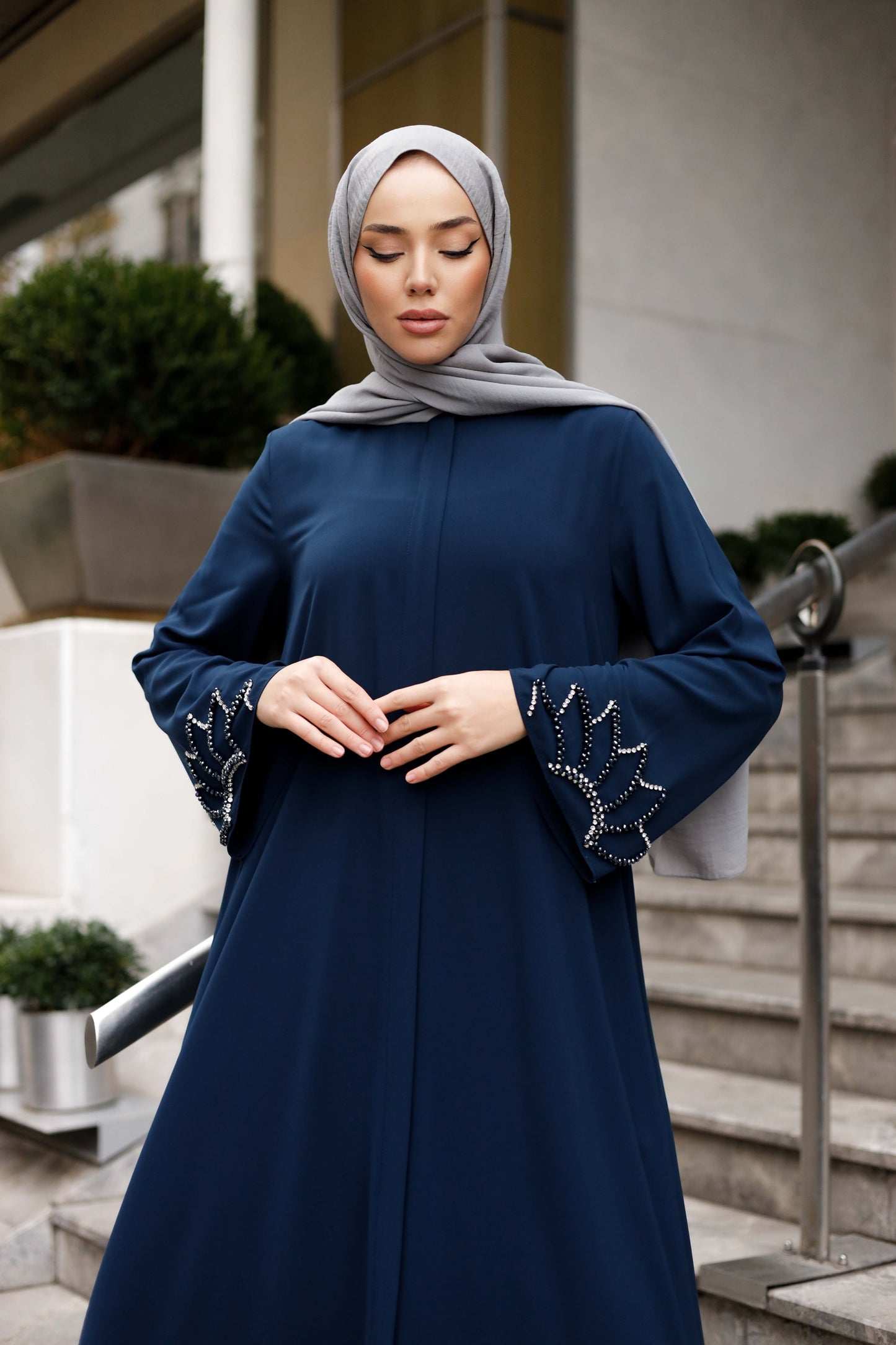 Kol İşlemeli Ahu FeraceKol İşlemeli Ahu Ferace Şıklığın ve zarafetin sembolü Kol İşlemeli Ahu Ferace, her detayında lüksü ve zarafeti bir araya getiriyor. Özel İthal Medine İpeği kumaşı, yumuşak dokusu ve hafifliği ile konforlu bir deneyim sunarken, kol k