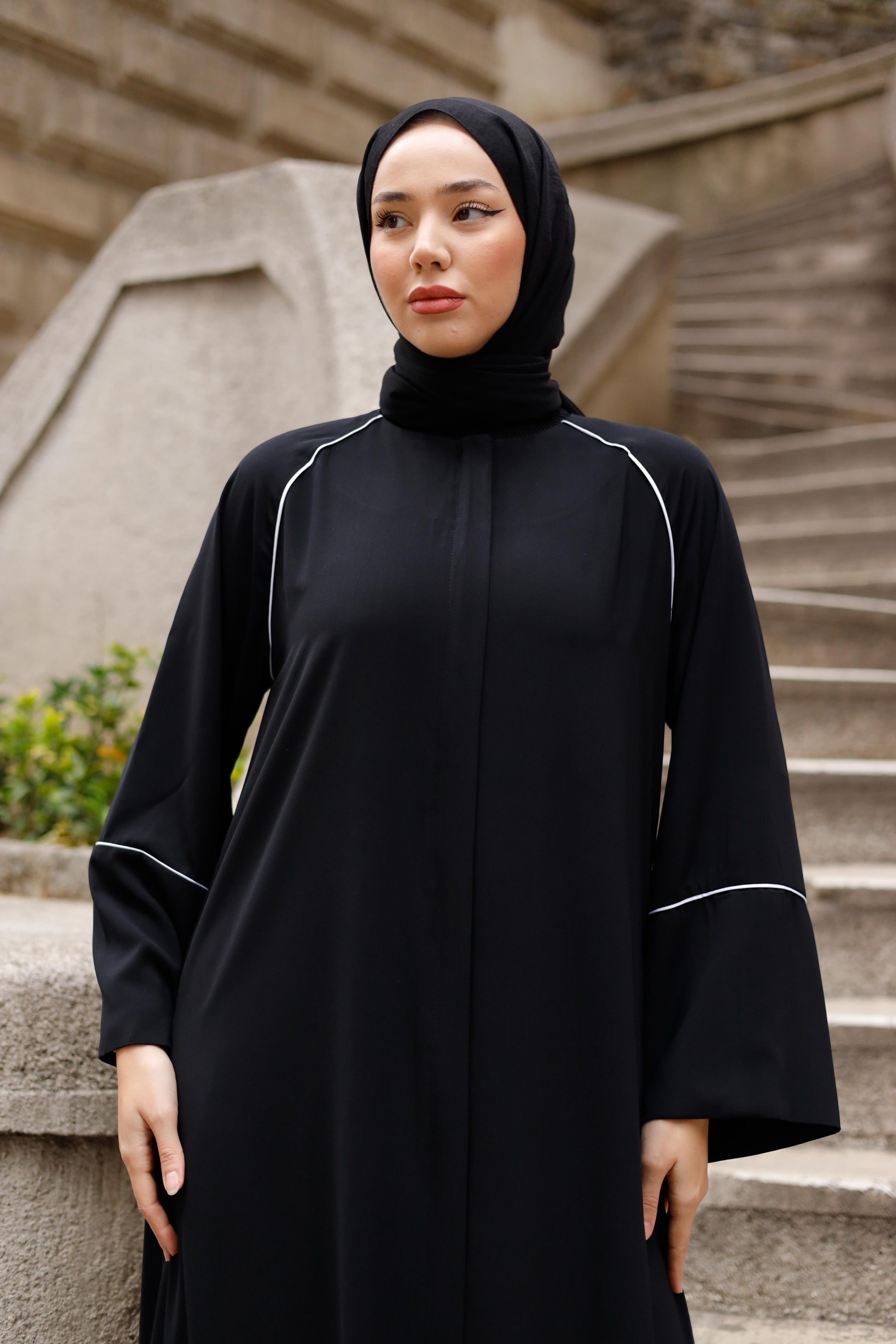 Biye Detaylı Damla FeraceBiye Detaylı Damla Ferace Zarif detayları ve modern tasarımıyla Biye Detaylı Damla Ferace, her kadının gardırobunda mutlaka yer alması gereken bir şıklık ve konfor parçasıdır. Yüksek kaliteli İthal Medine İpeği kumaşı sayesinde ha