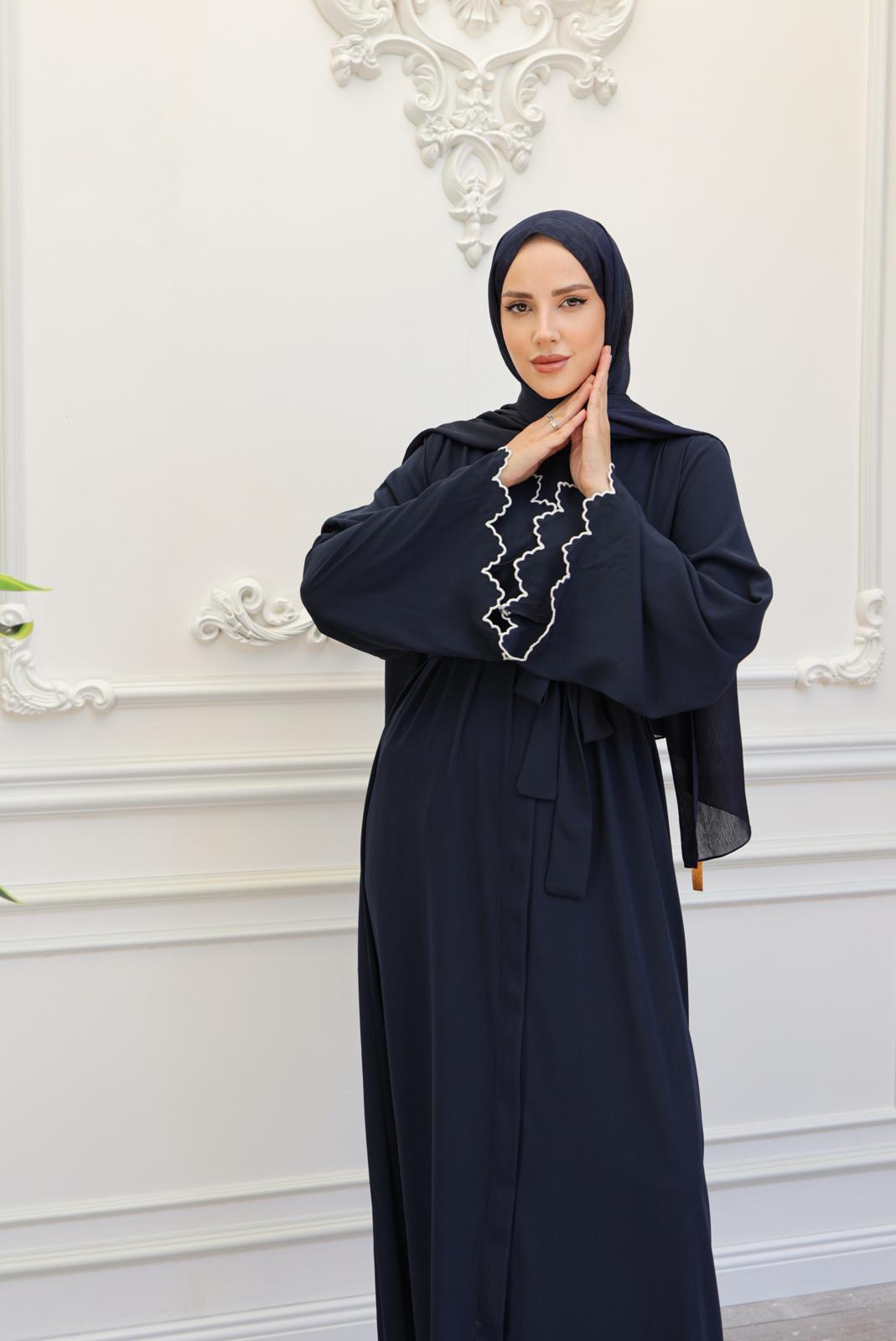 İthal Medine İpeği Kol Ucu Sarma Nakış Fermuarlı FeraceZarif tasarımı ve kaliteli işçiliğiyle İthal Medine İpeği Kol Ucu Sarma Nakış Fermuarlı Ferace, her ortamda şıklığınızı ön plana çıkarır. Medine İpeği kumaşı, yumuşaklığı ve hafifliği ile gün boyu rah